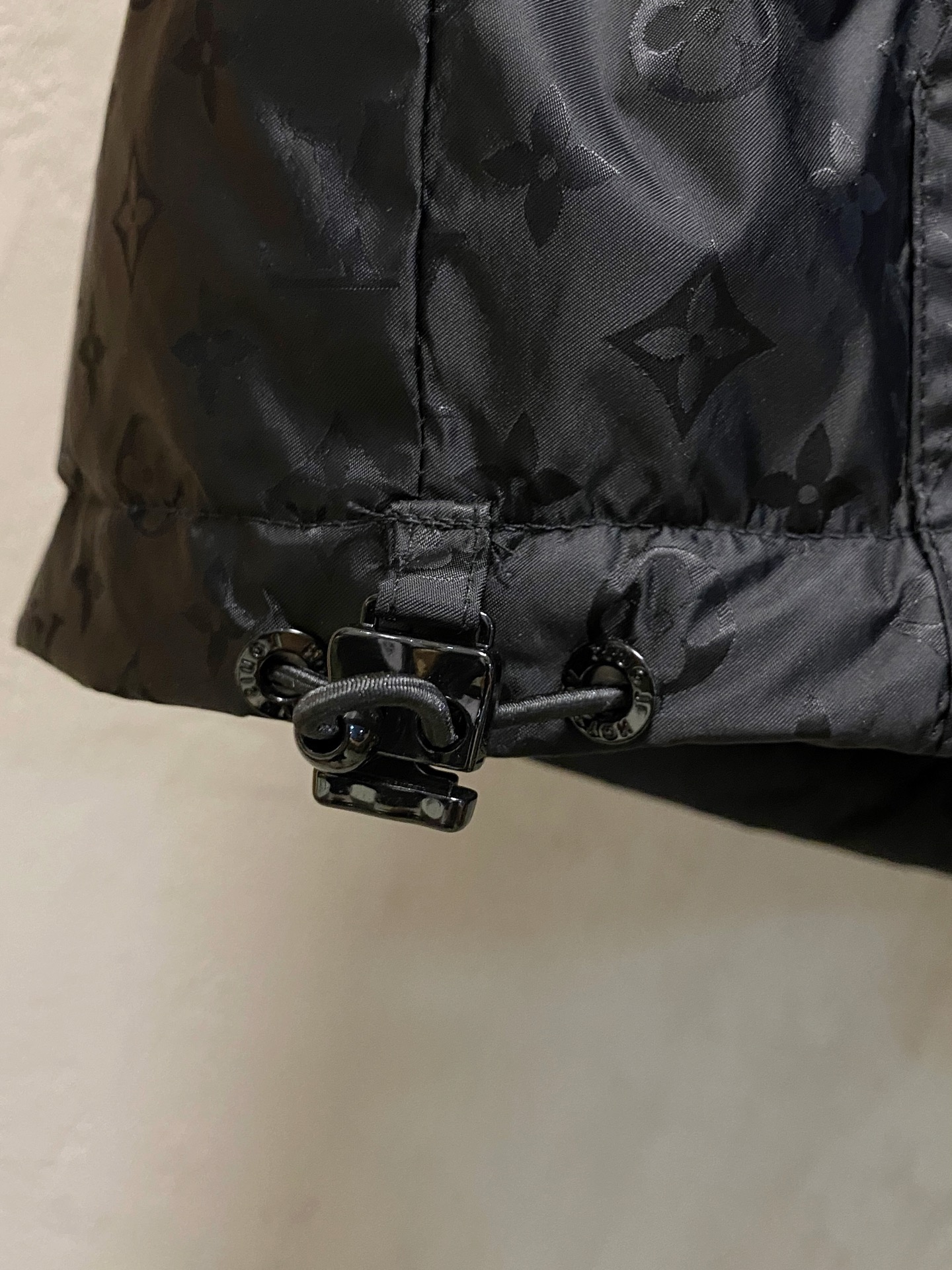LOUIS VUITTON 2025年新作 LV ダウンジャケット フルロゴプリント ユニセックスモデル  MONCLER