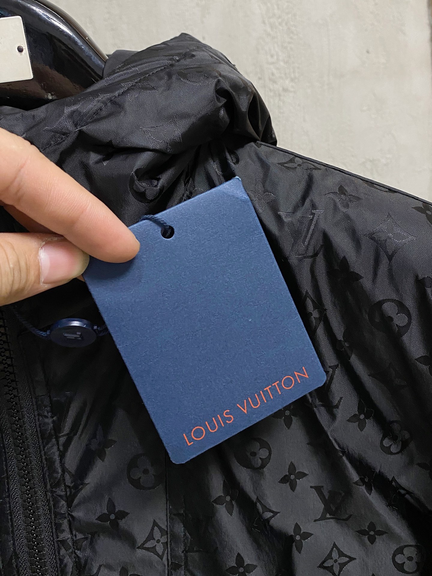 LOUIS VUITTON 2025年新作 LV ダウンジャケット フルロゴプリント ユニセックスモデル  MONCLER