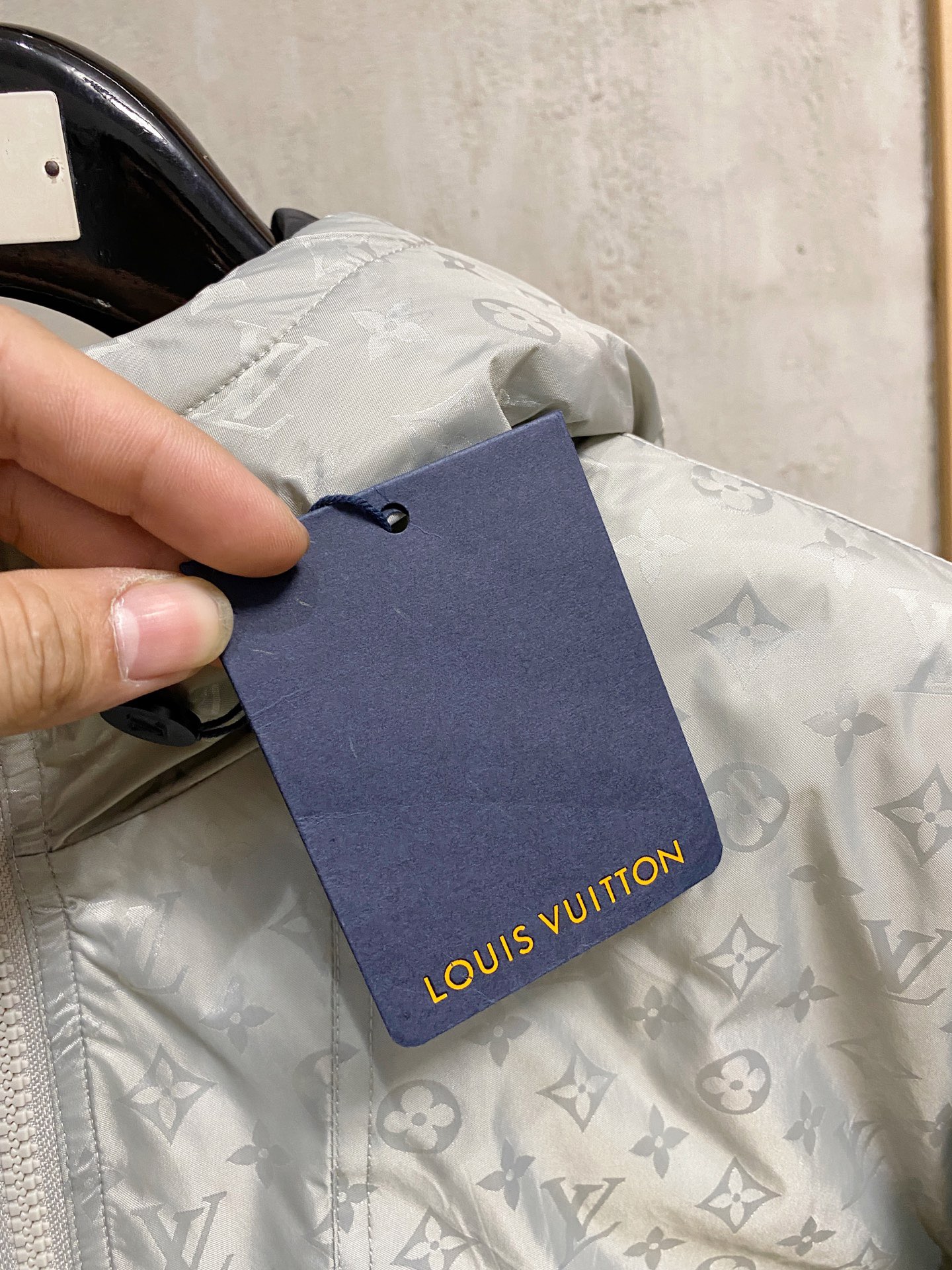 LOUIS VUITTON 2025年新作 LV ダウンジャケット フルロゴプリント ユニセックスモデル  MONCLER