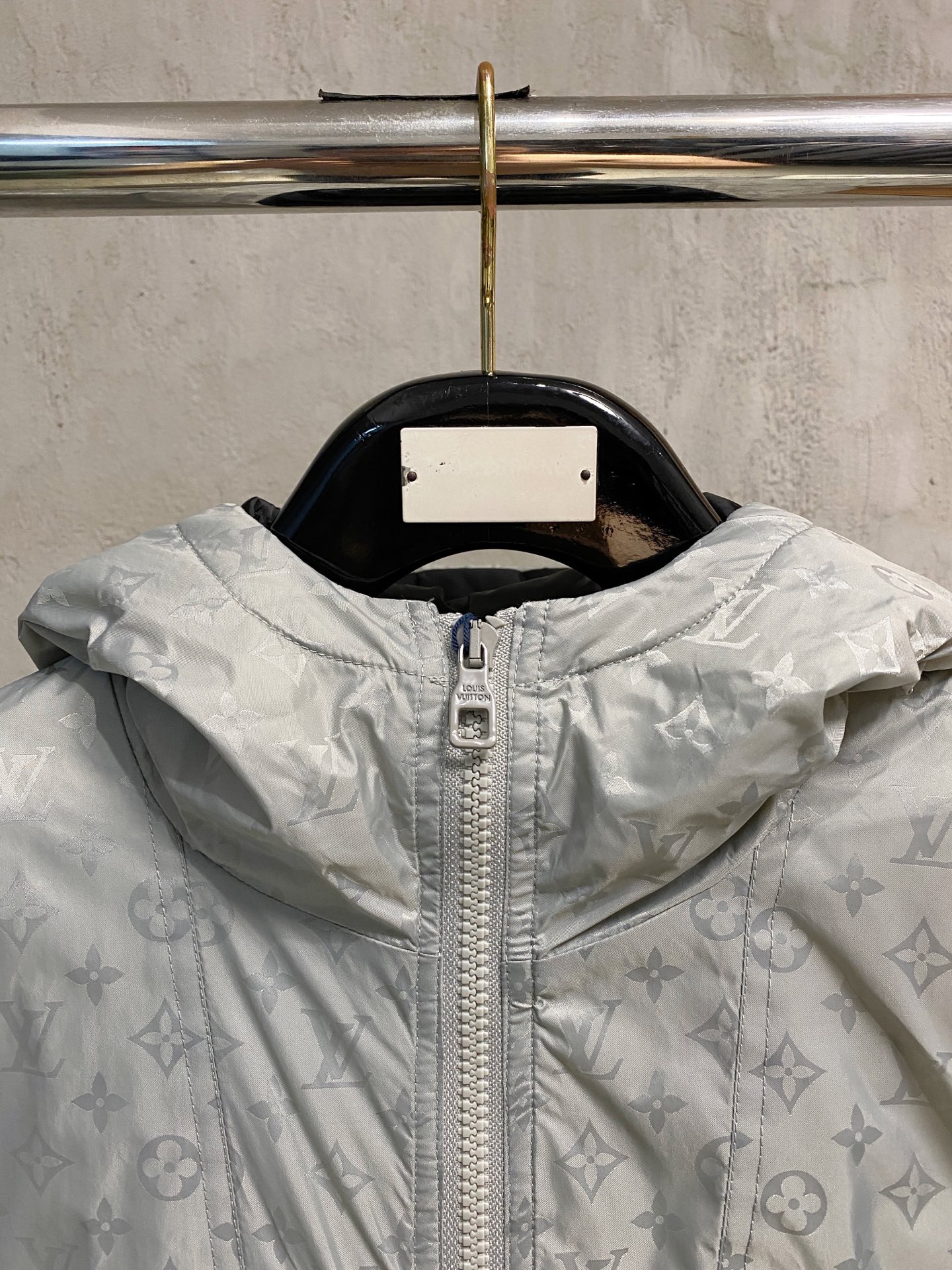 LOUIS VUITTON 2025年新作 LV ダウンジャケット フルロゴプリント ユニセックスモデル  MONCLER