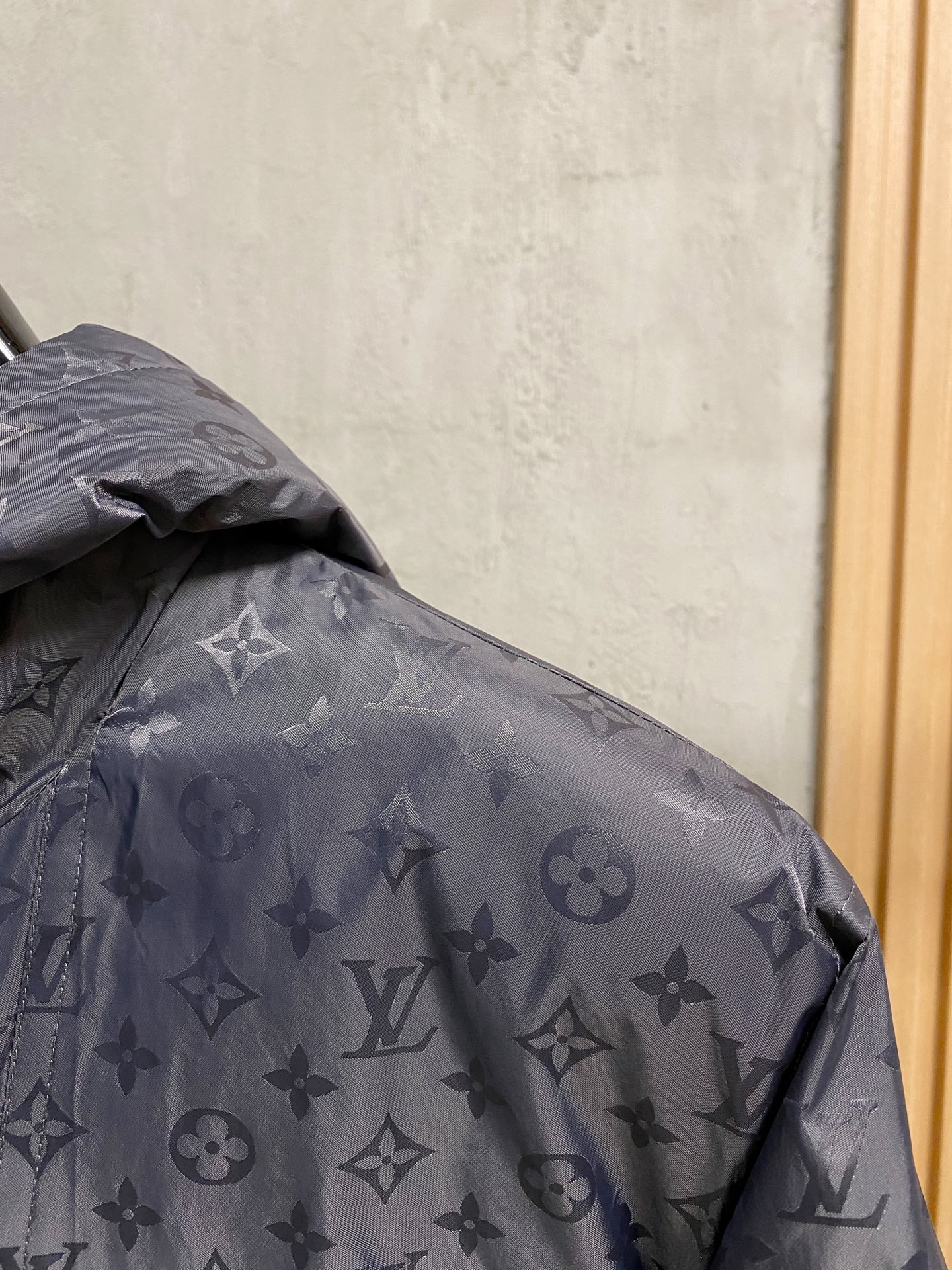 LOUIS VUITTON 2025年新作 LV ダウンジャケット フルロゴプリント ユニセックスモデル  MONCLER