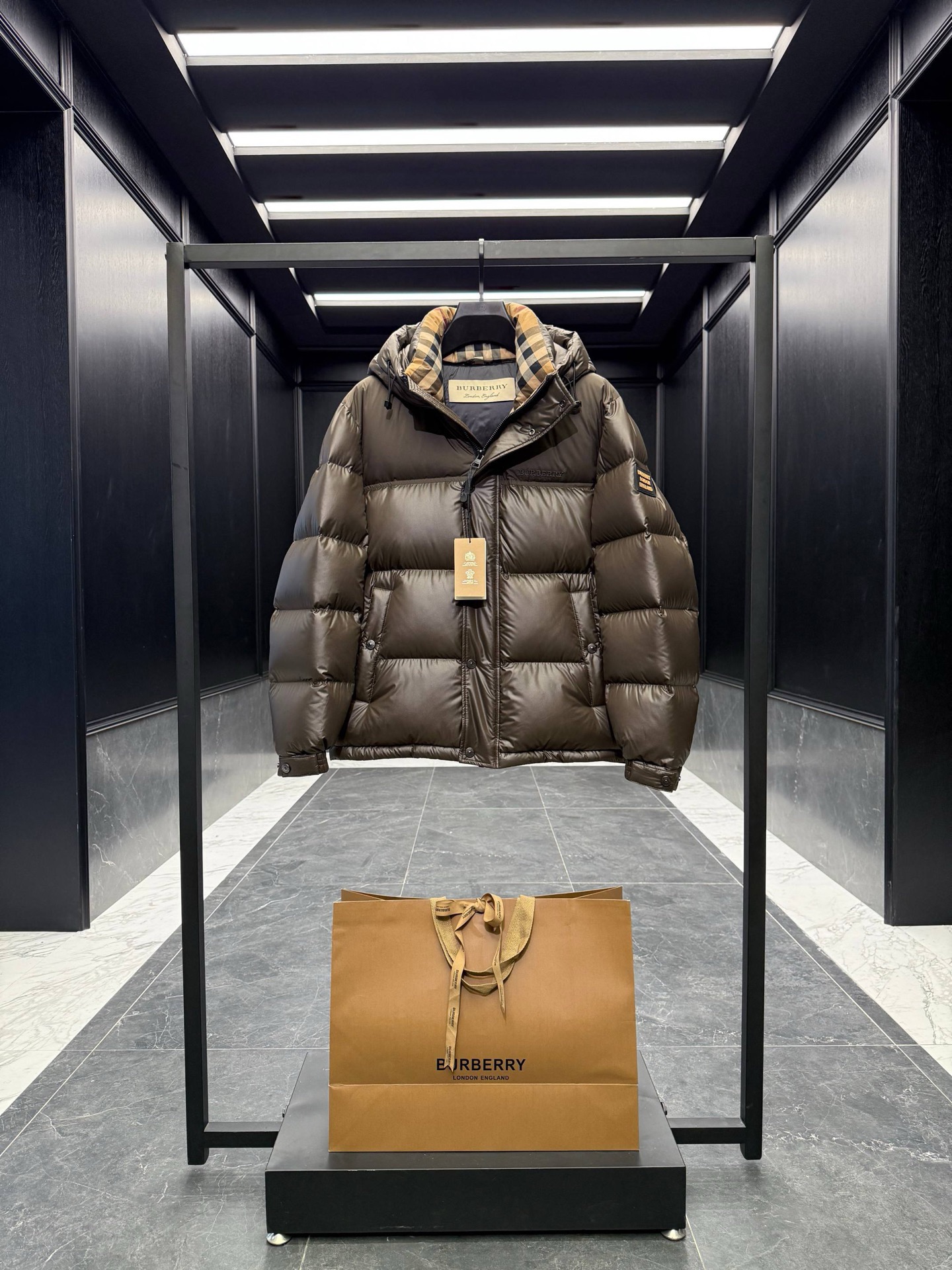 BURBERRY 2025年新作 バーバリー ダウンジャケット フルロゴプリント ユニセックスモデル moncler