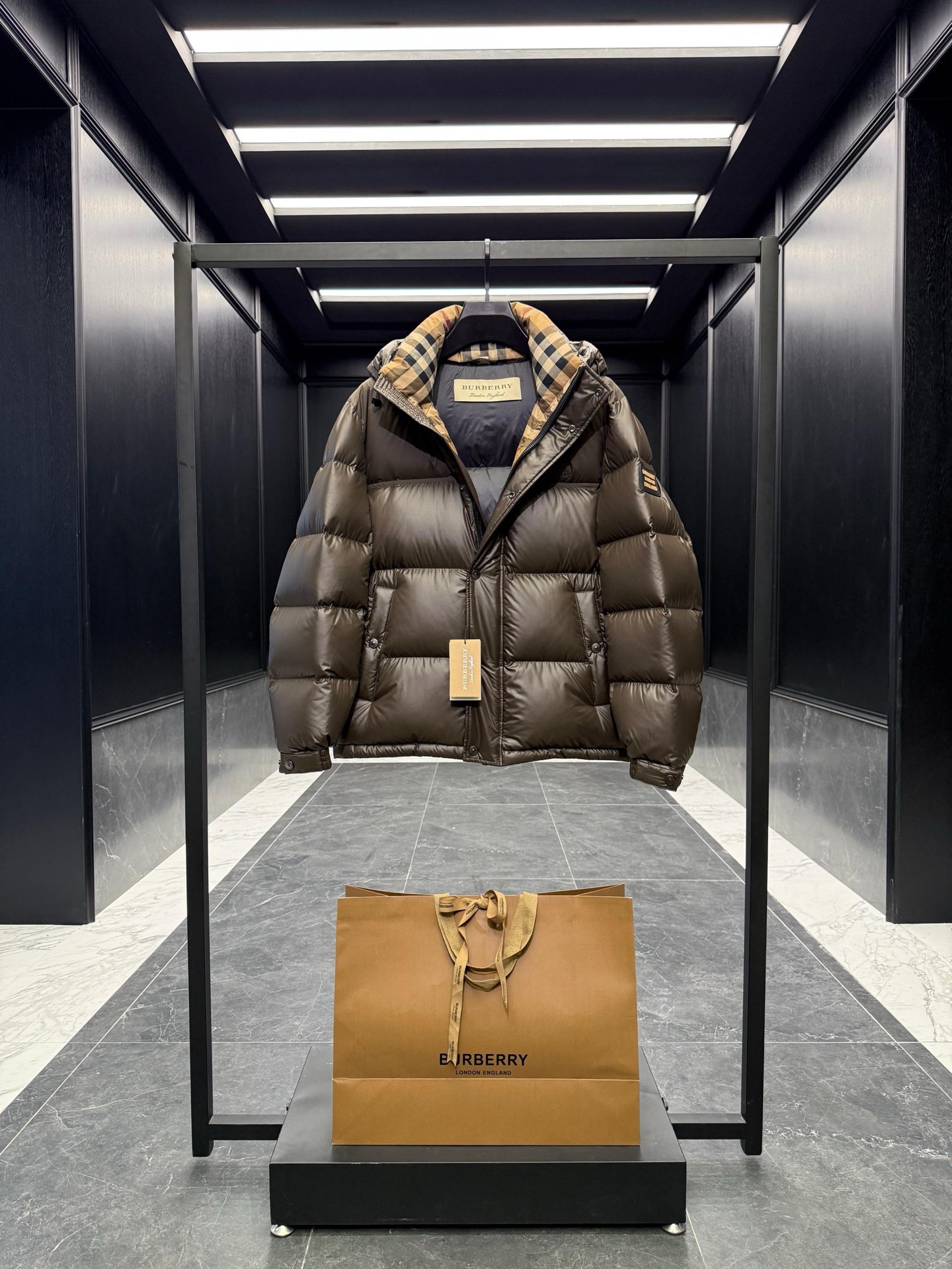 BURBERRY 2025年新作 バーバリー ダウンジャケット フルロゴプリント ユニセックスモデル moncler