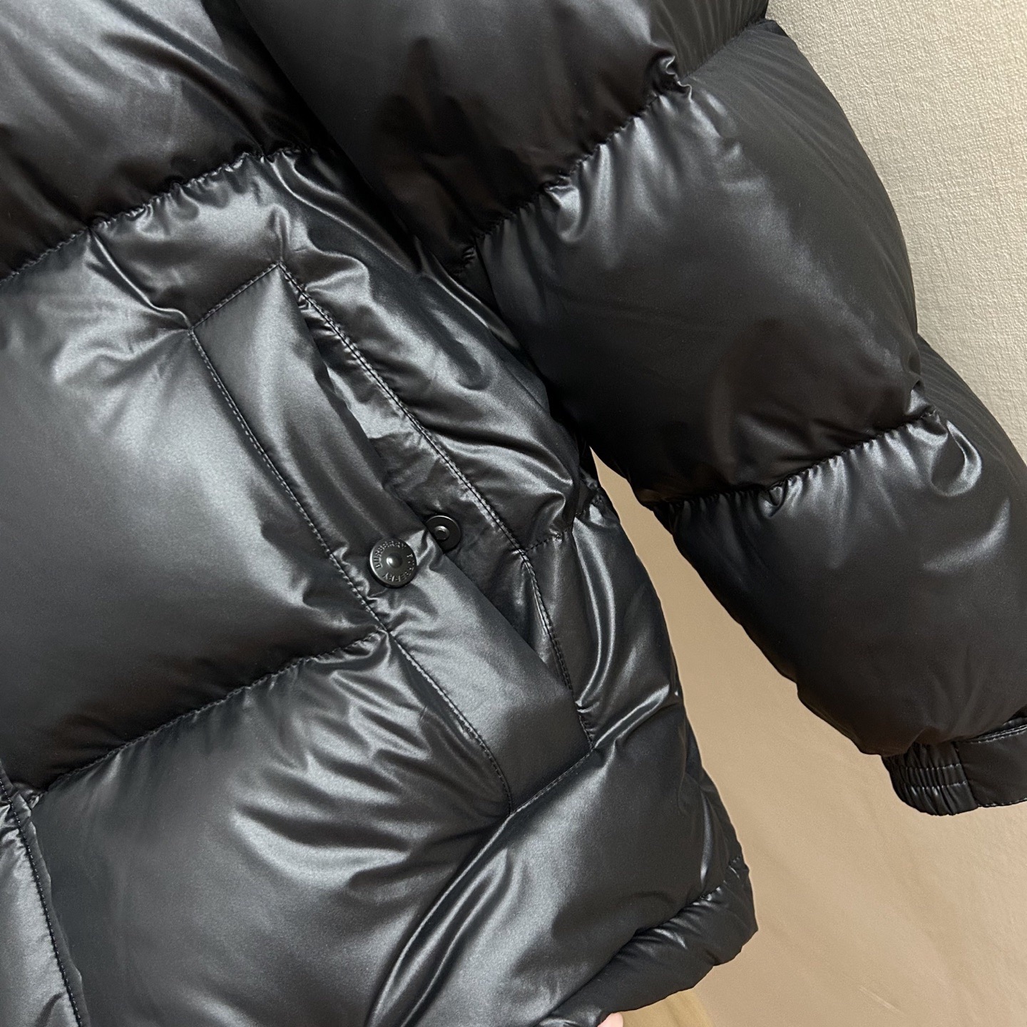 BURBERRY 2025年新作 バーバリー ダウンジャケット フルロゴプリント ユニセックスモデル moncler