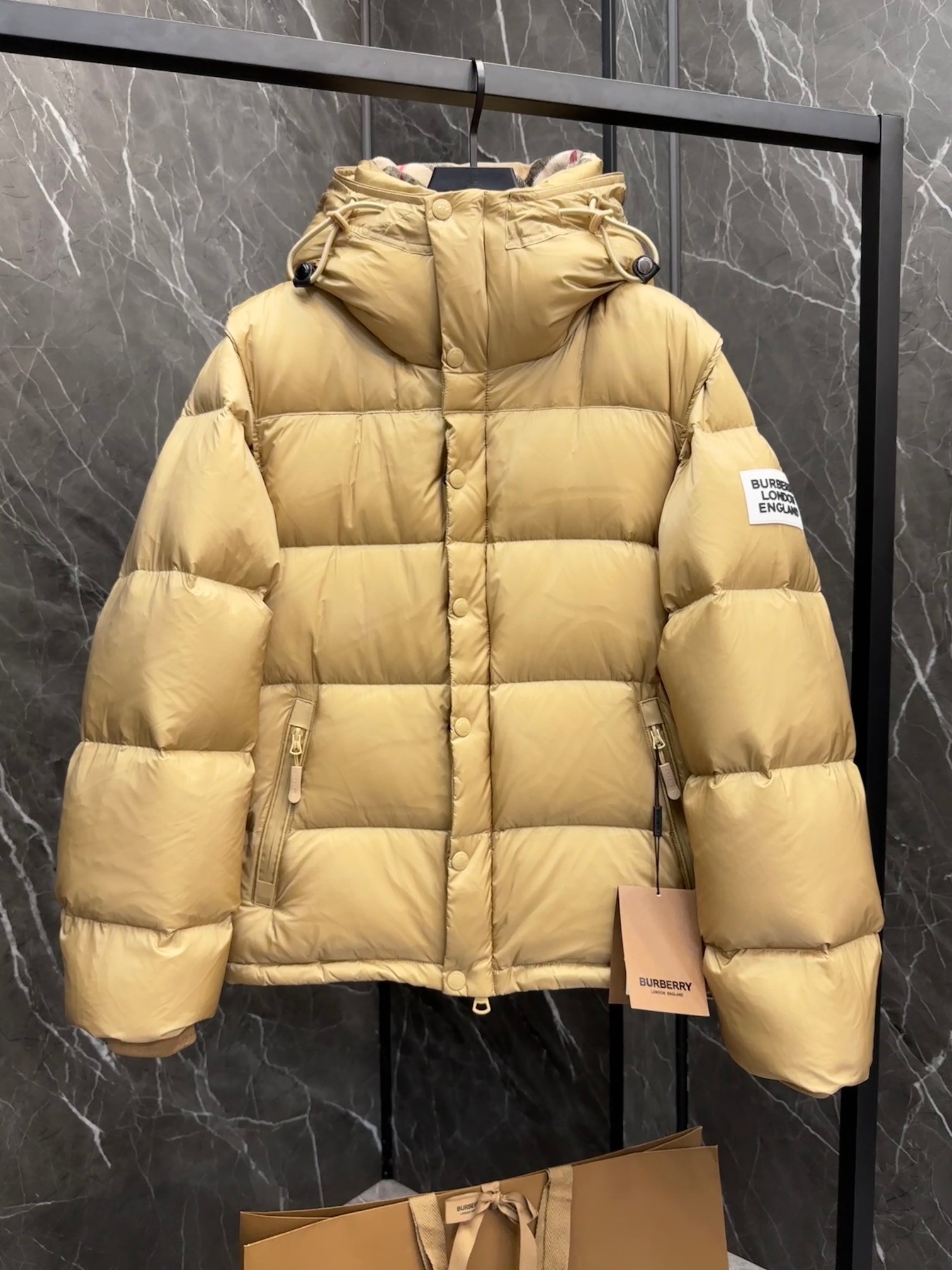 BURBERRY 2025年新作 バーバリーの冬用ダウンジャケットは、男女兼用で袖の取り外しが可能です moncler