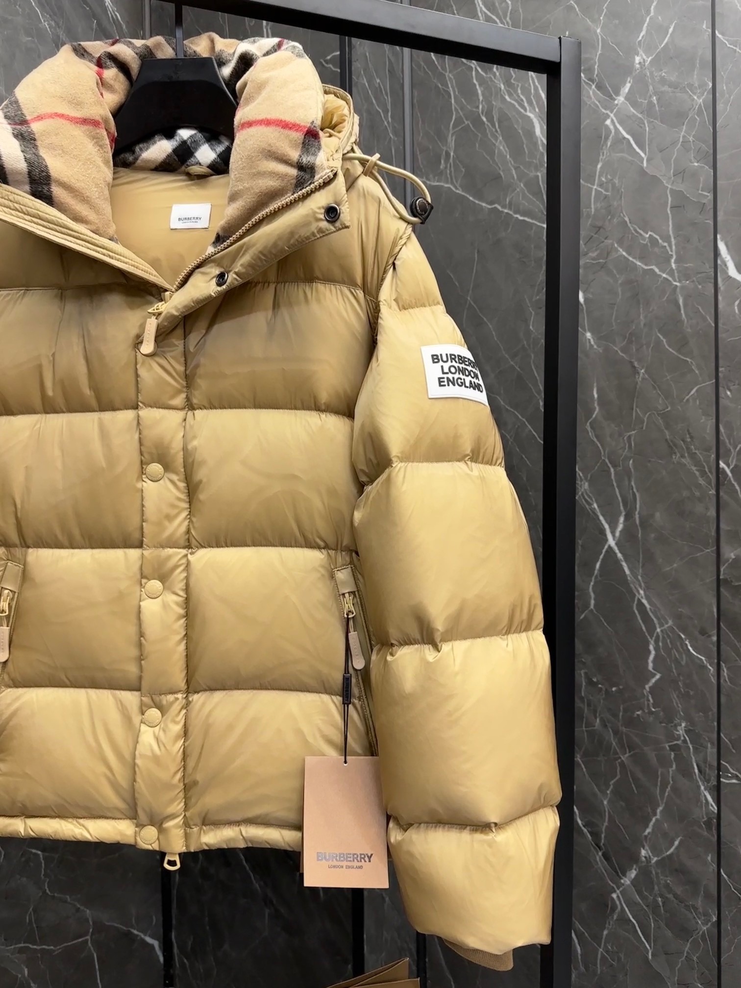 BURBERRY 2025年新作 バーバリーの冬用ダウンジャケットは、男女兼用で袖の取り外しが可能です moncler