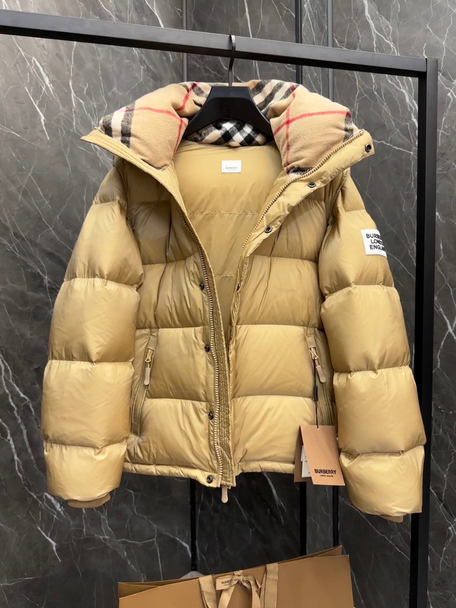 BURBERRY 2025年新作 バーバリーの冬用ダウンジャケットは、男女兼用で袖の取り外しが可能です moncler