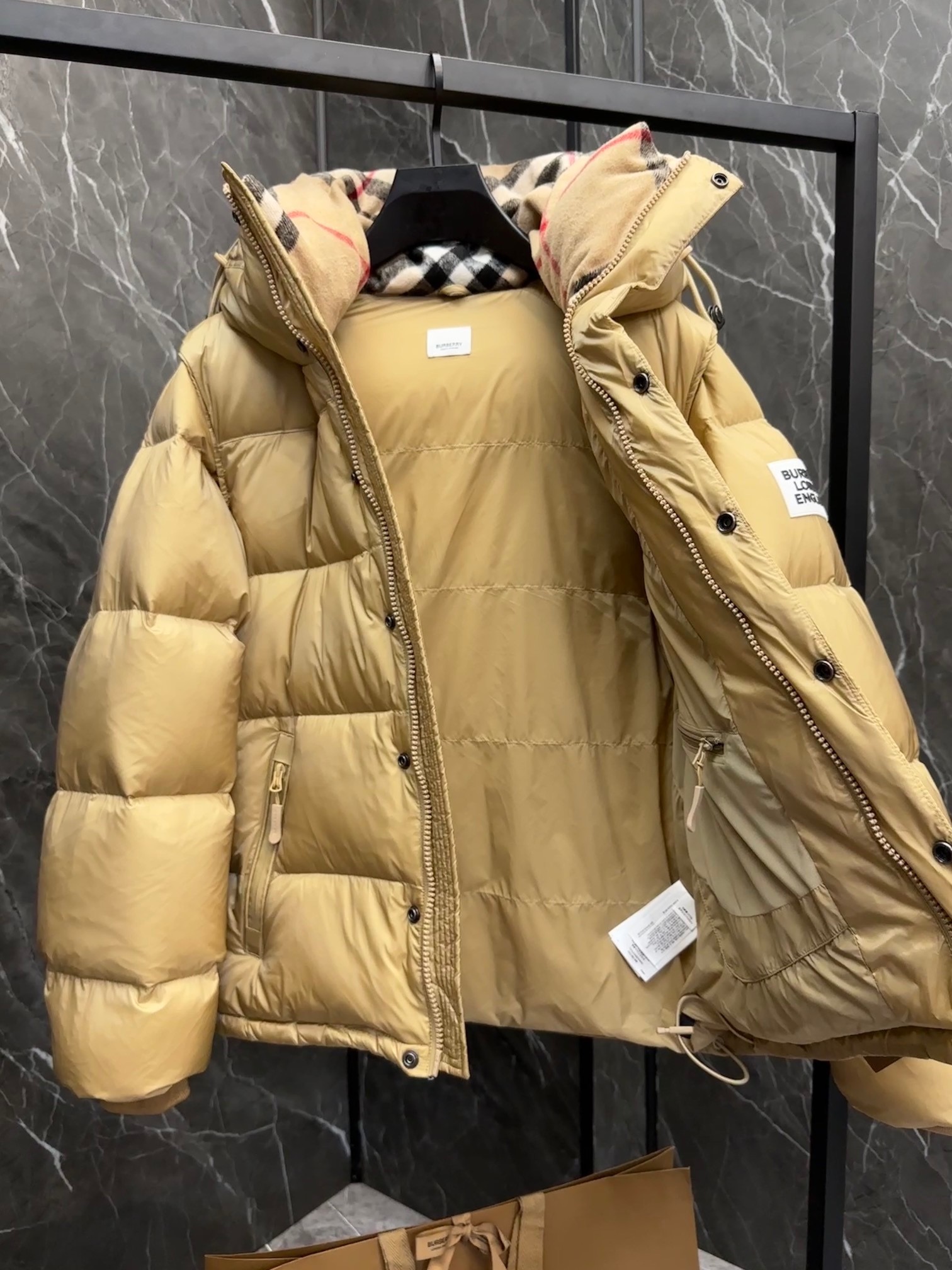 BURBERRY 2025年新作 バーバリーの冬用ダウンジャケットは、男女兼用で袖の取り外しが可能です moncler