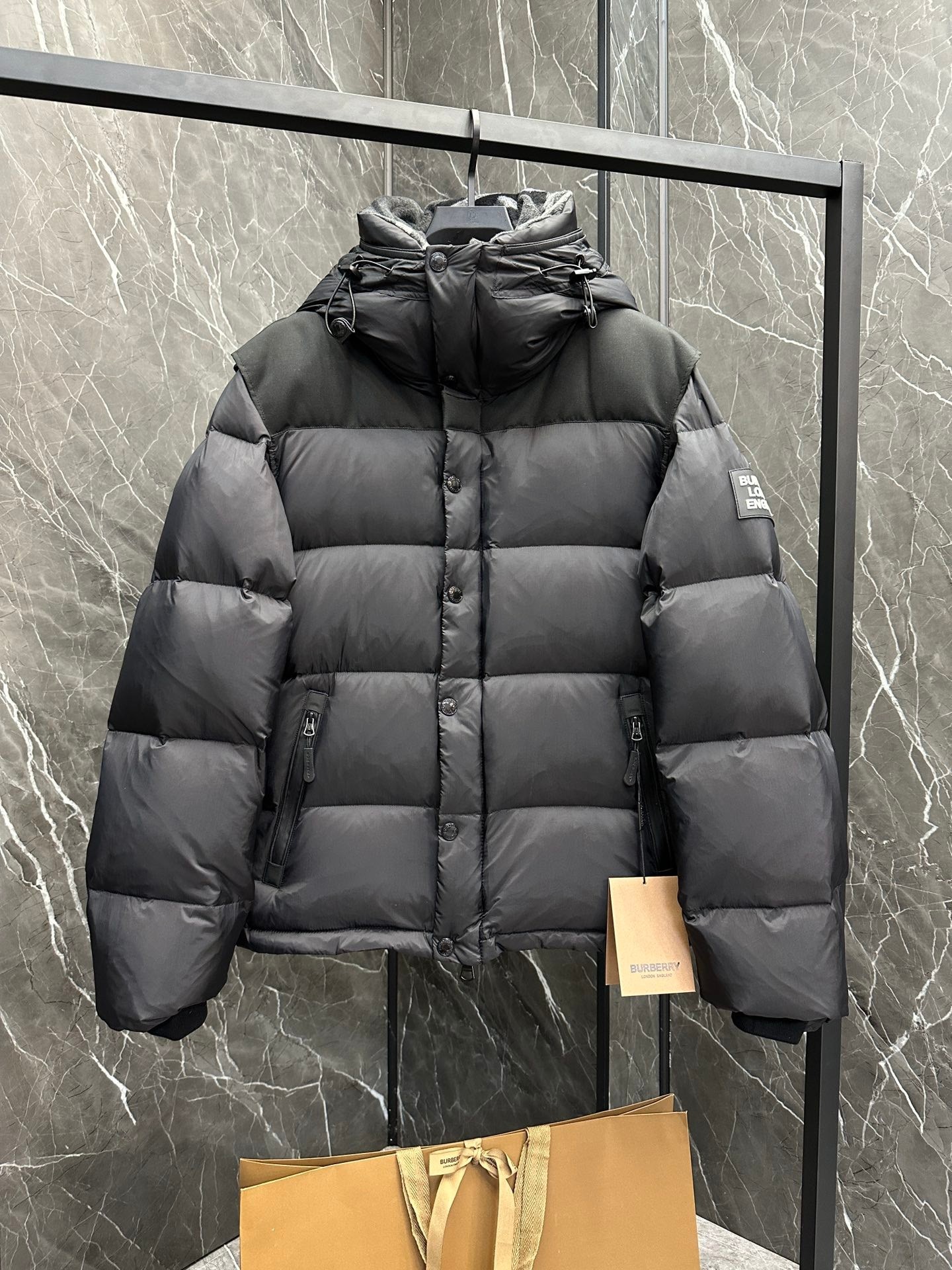 BURBERRY 2025年新作 バーバリーの冬用ダウンジャケットは、男女兼用で袖の取り外しが可能です moncler