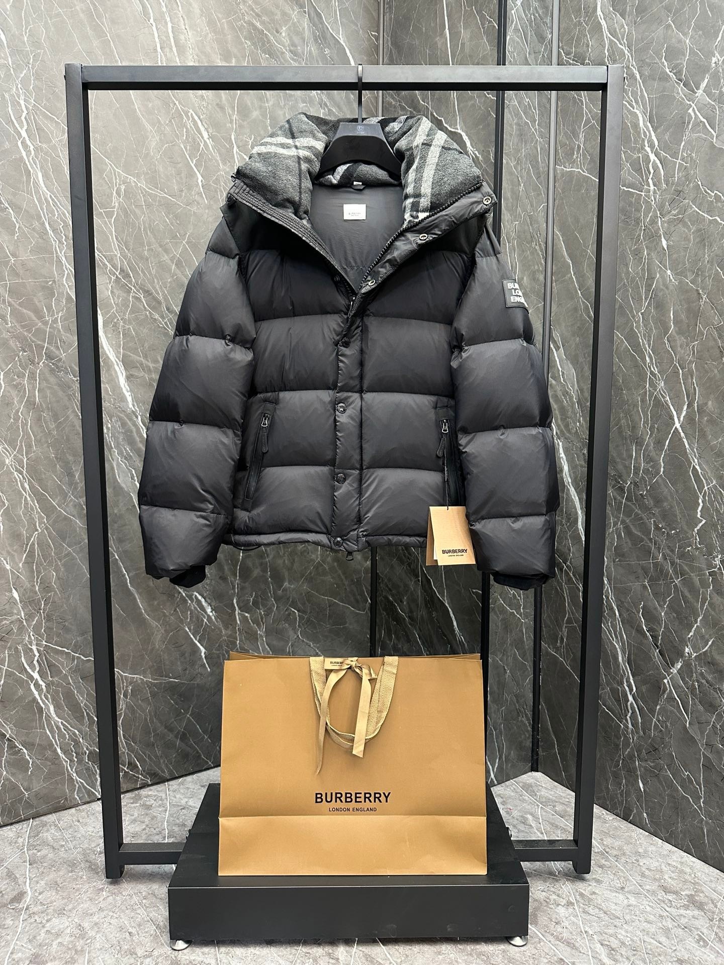 BURBERRY 2025年新作 バーバリーの冬用ダウンジャケットは、男女兼用で袖の取り外しが可能です moncler