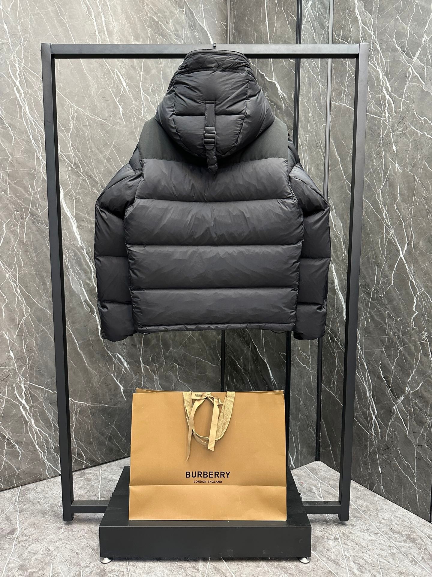 BURBERRY 2025年新作 バーバリーの冬用ダウンジャケットは、男女兼用で袖の取り外しが可能です moncler