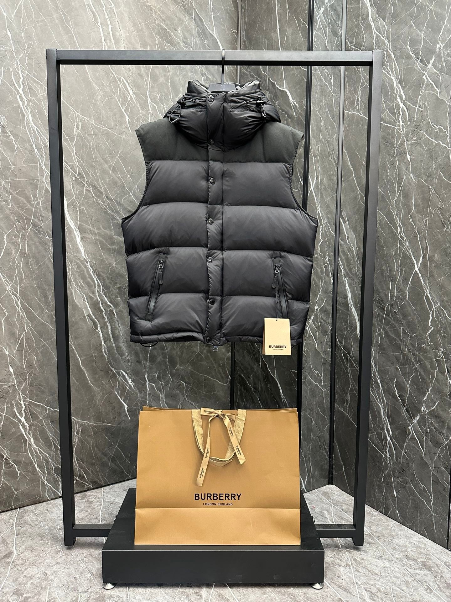 BURBERRY 2025年新作 バーバリーの冬用ダウンジャケットは、男女兼用で袖の取り外しが可能です moncler