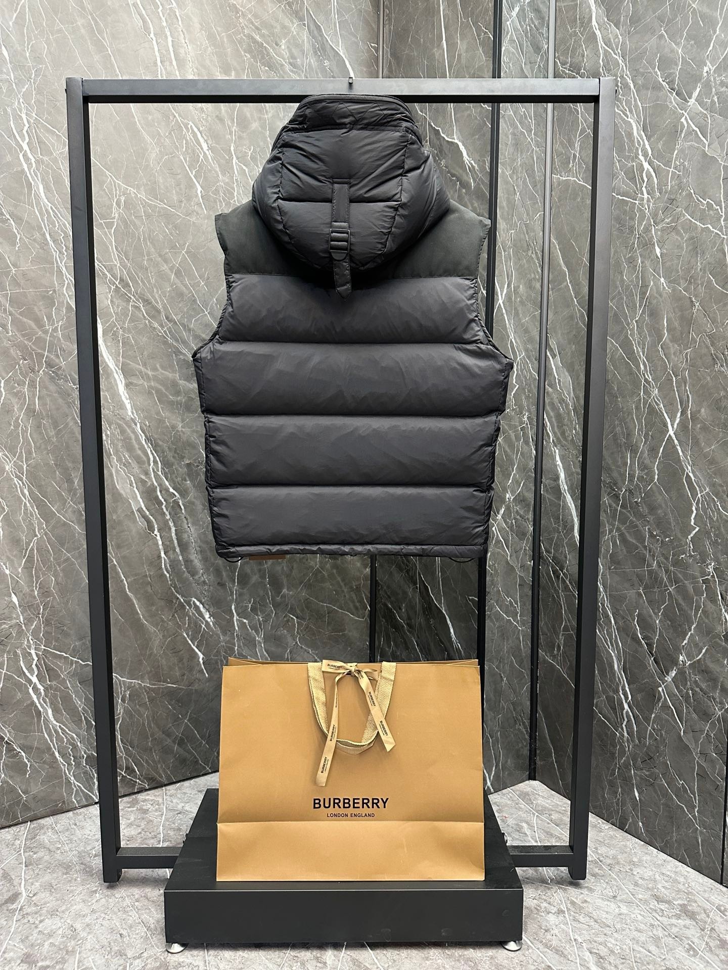 BURBERRY 2025年新作 バーバリーの冬用ダウンジャケットは、男女兼用で袖の取り外しが可能です moncler