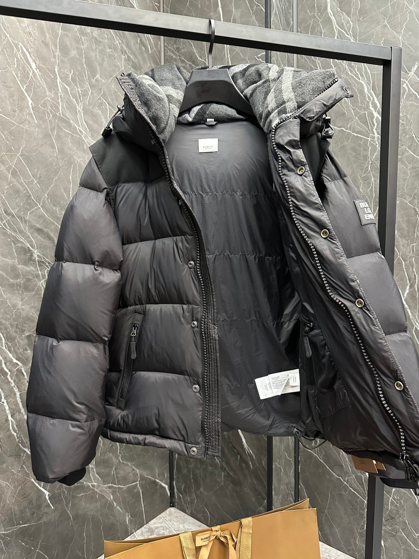 BURBERRY 2025年新作 バーバリーの冬用ダウンジャケットは、男女兼用で袖の取り外しが可能です moncler