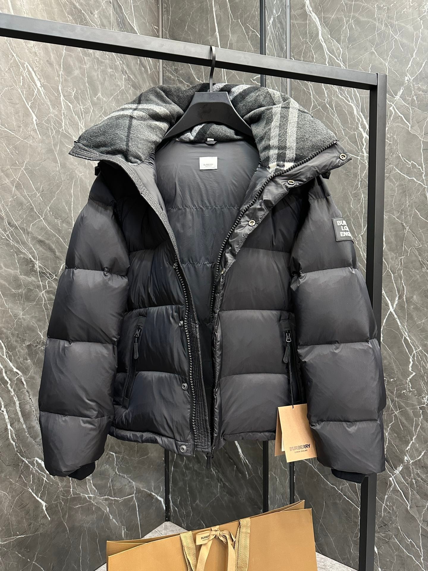 BURBERRY 2025年新作 バーバリーの冬用ダウンジャケットは、男女兼用で袖の取り外しが可能です moncler