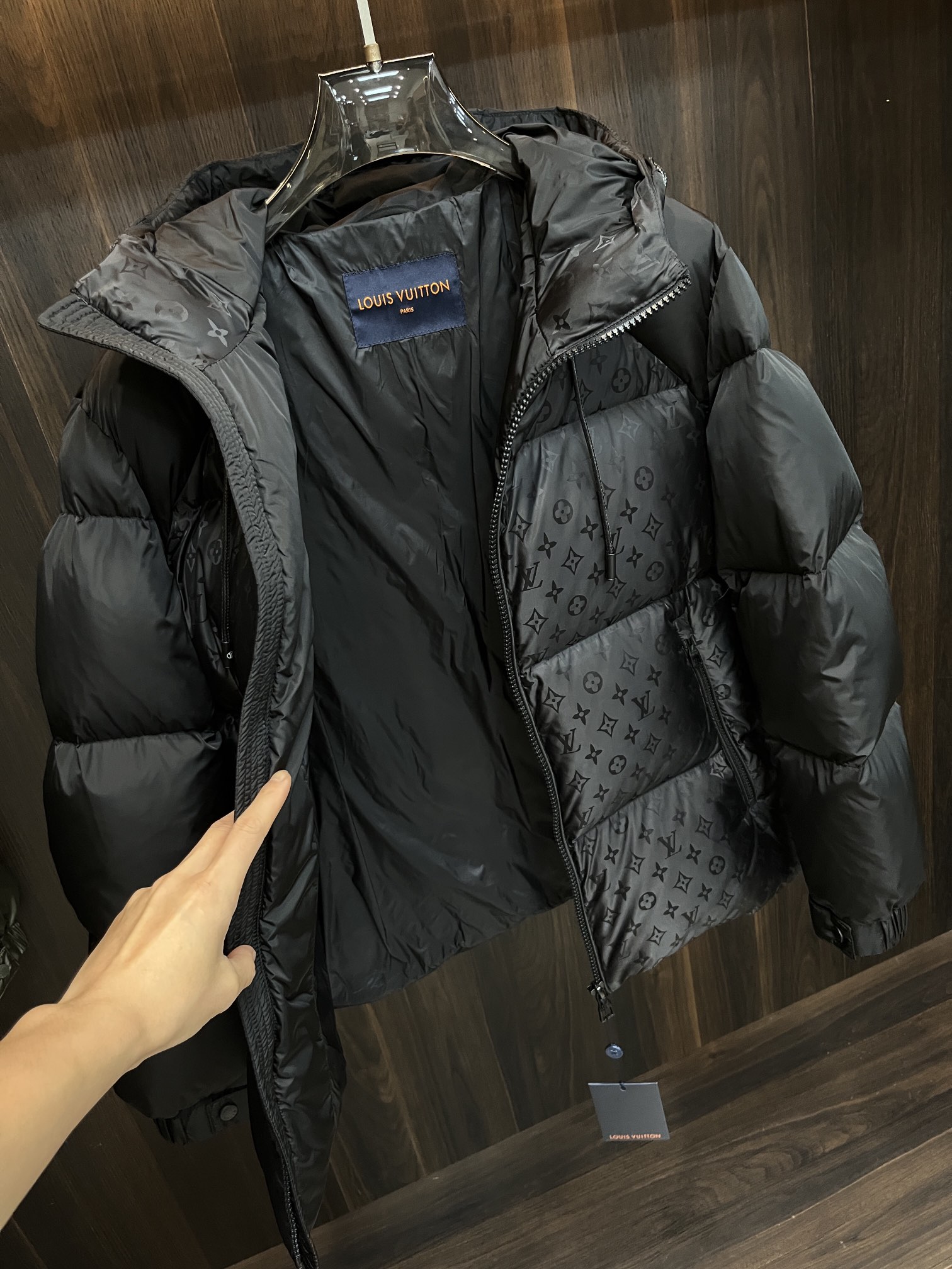LOUIS VUITTON 2025年新作 LV ダウンジャケット フルロゴプリント ユニセックスモデル MONCLER