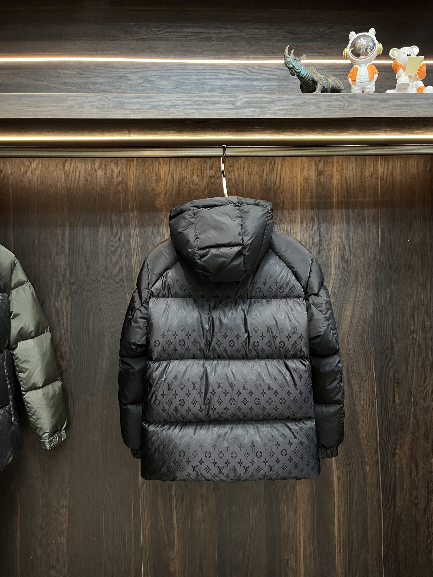 LOUIS VUITTON 2025年新作 LV ダウンジャケット フルロゴプリント ユニセックスモデル MONCLER