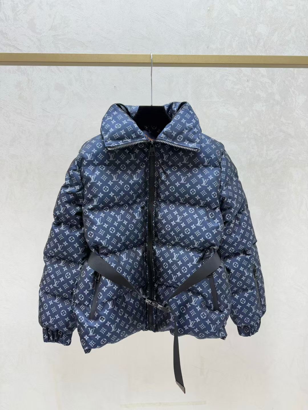 LOUIS VUITTON   ルイ・ヴィトン2025新作入荷スタンドカラーベルト付きダウンジャケット（ホワイトグースダウン）  MONCLER