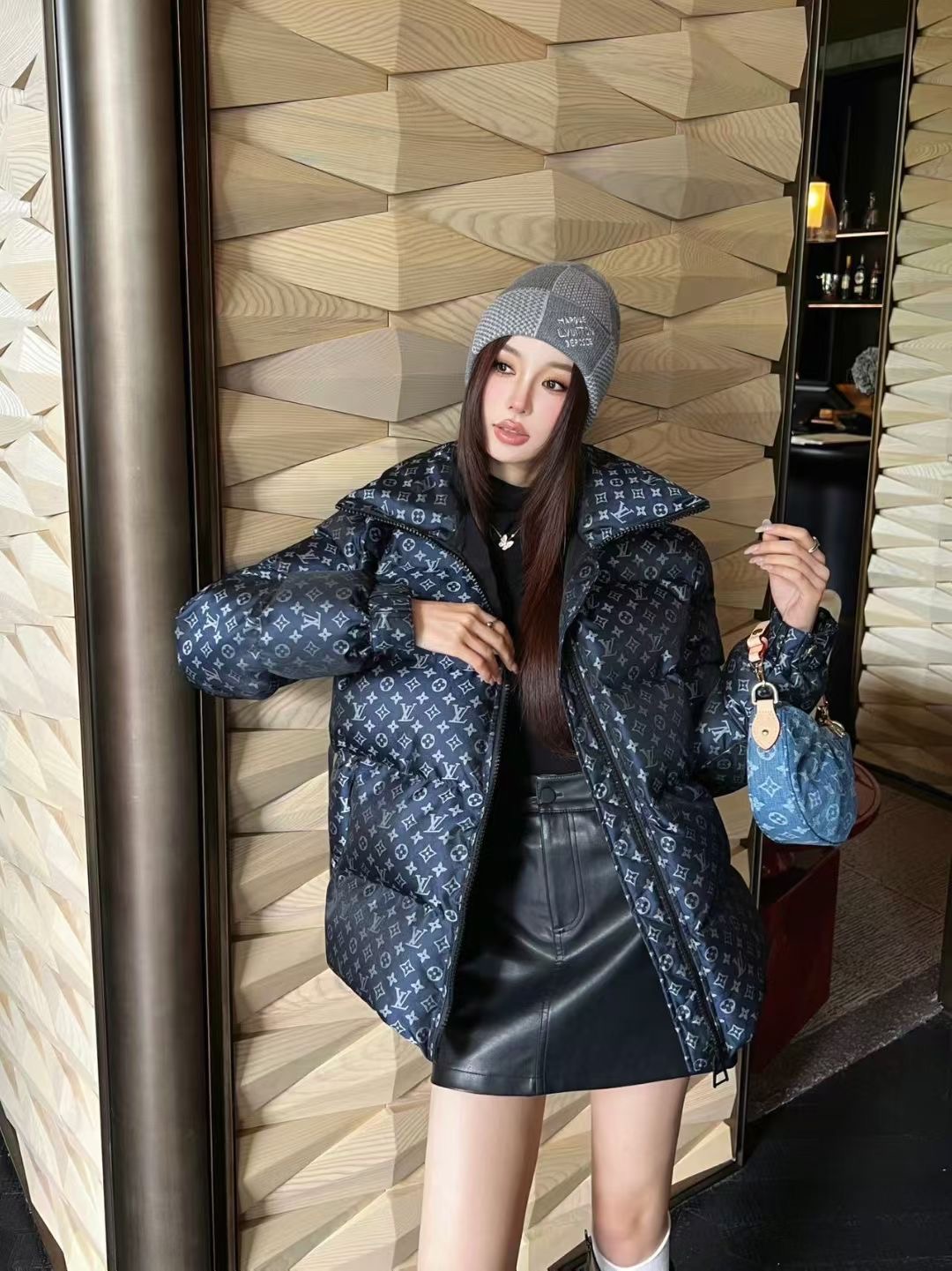 LOUIS VUITTON   ルイ・ヴィトン2025新作入荷スタンドカラーベルト付きダウンジャケット（ホワイトグースダウン）  MONCLER