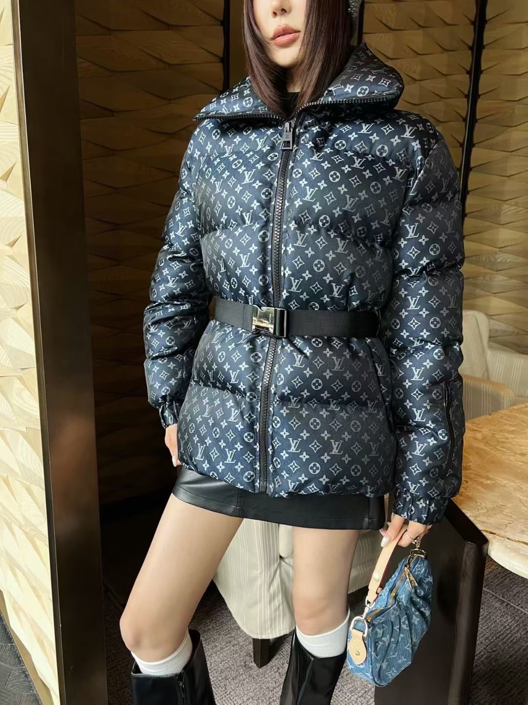 LOUIS VUITTON   ルイ・ヴィトン2025新作入荷スタンドカラーベルト付きダウンジャケット（ホワイトグースダウン）  MONCLER
