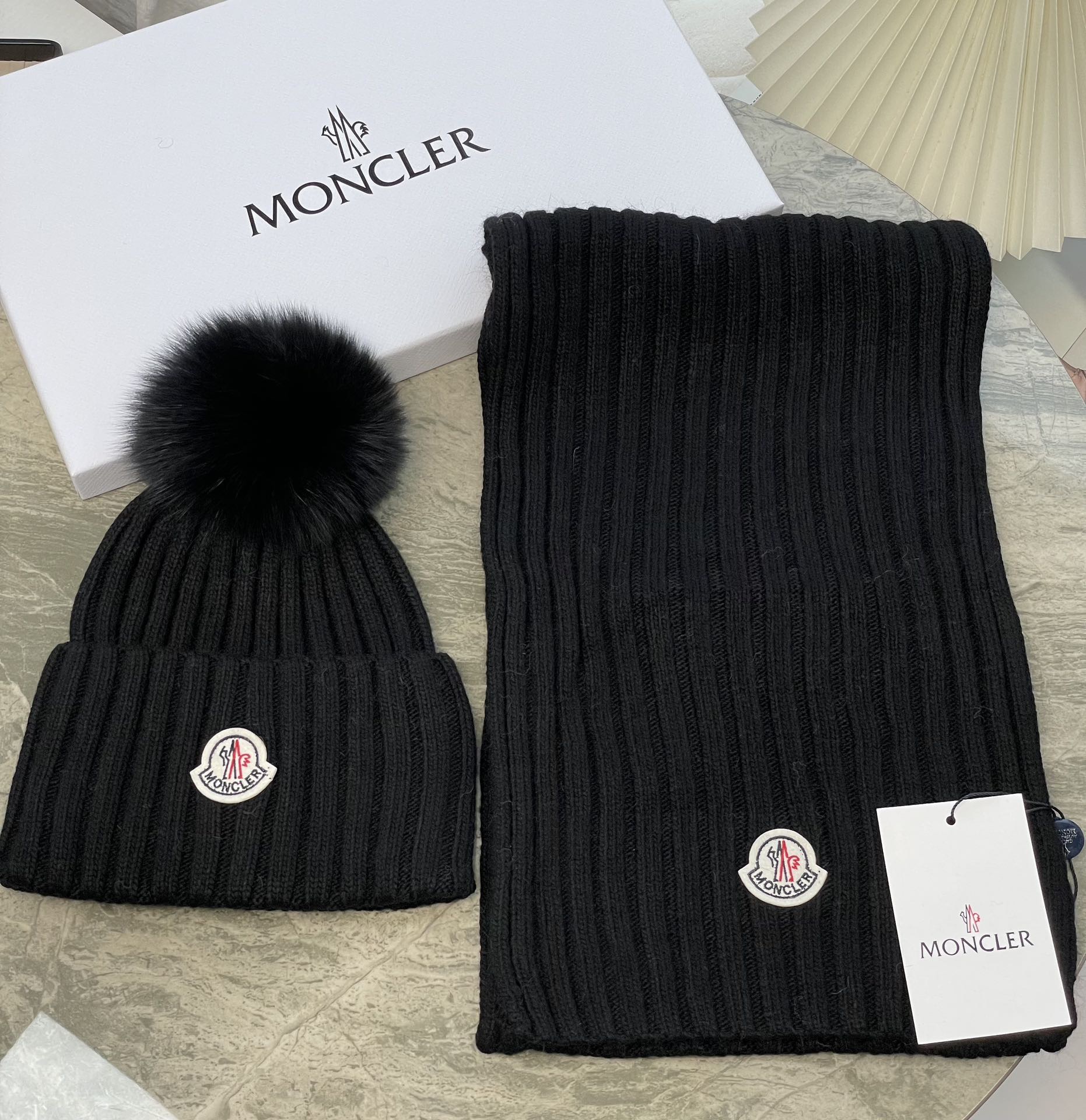 モンクレール新作 フォックスファーボール付きニット帽+マフラー 2枚 Moncler