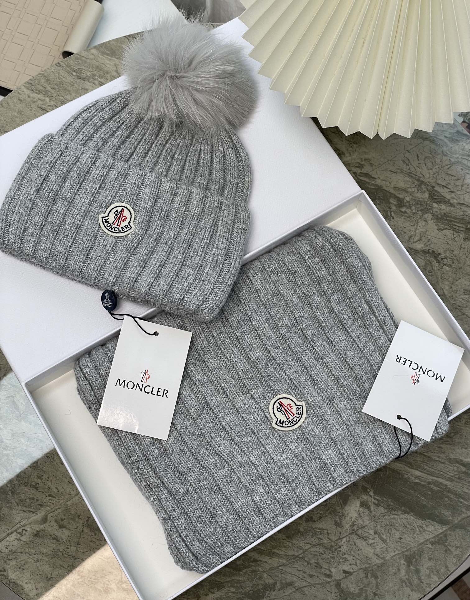 モンクレール新作 フォックスファーボール付きニット帽+マフラー 2枚 Moncler