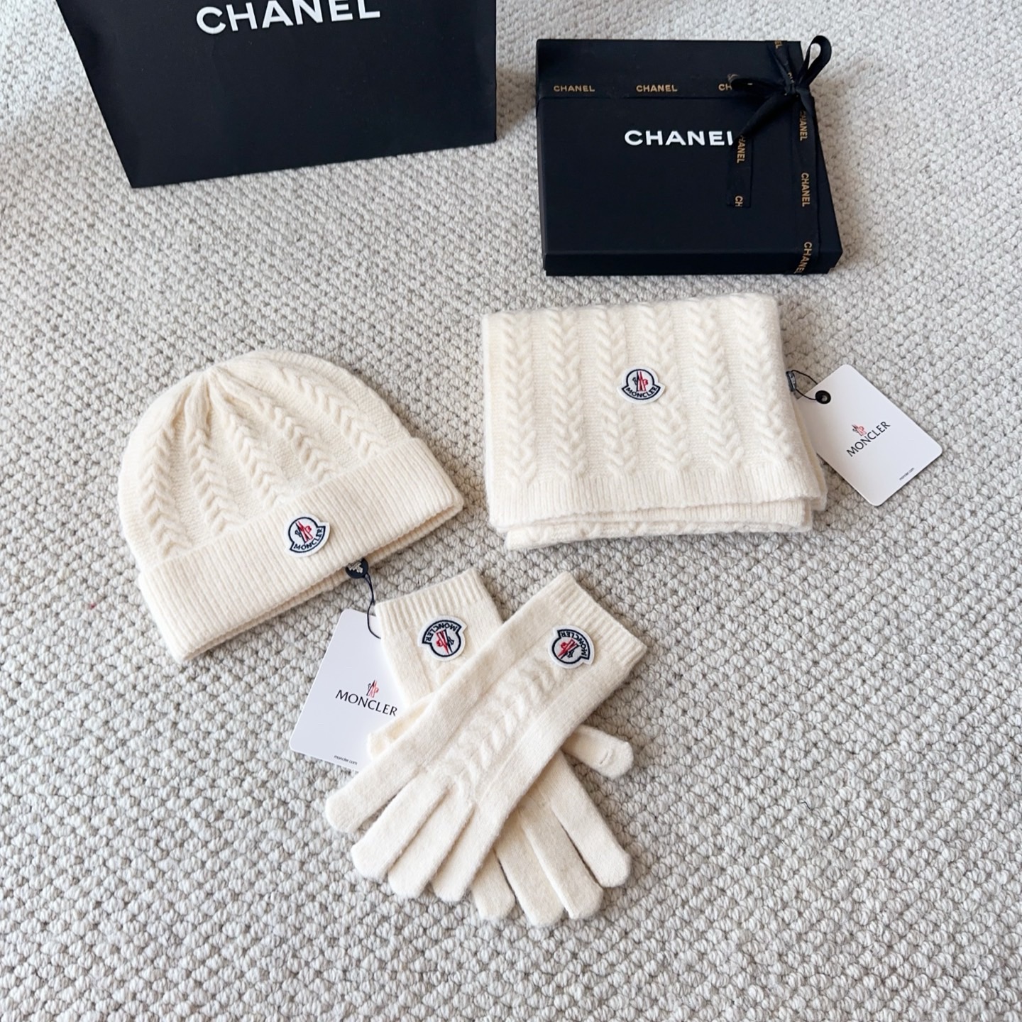 モンクレール新作 フォックスファーボール付きニット帽+マフラー +手袋 3点セット Moncler