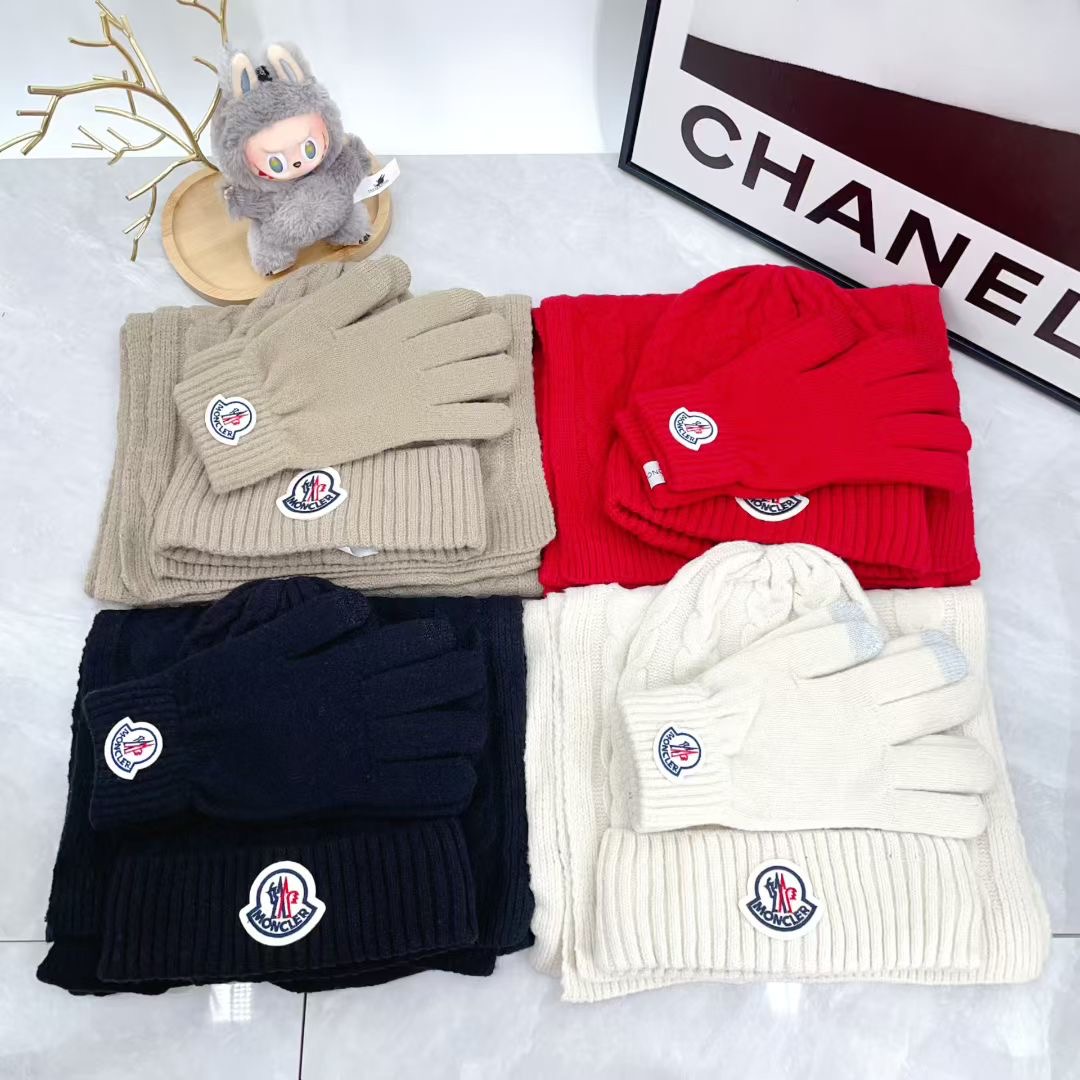 モンクレール新作 フォックスファーボール付きニット帽+マフラー +手袋 3点セット Moncler