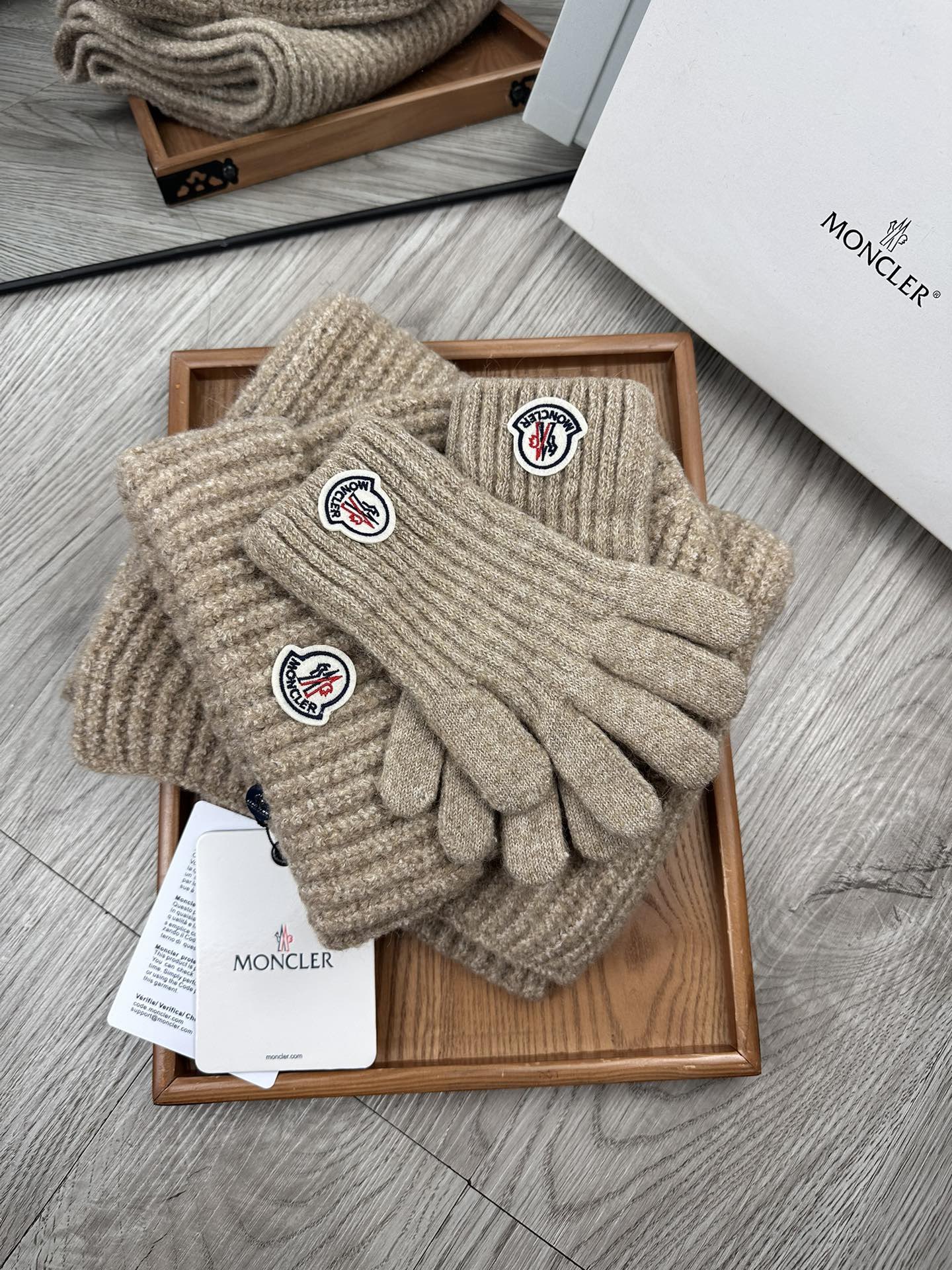 モンクレール新作 フォックスファーボール付きニット帽+マフラー +手袋 3点セット Moncler
