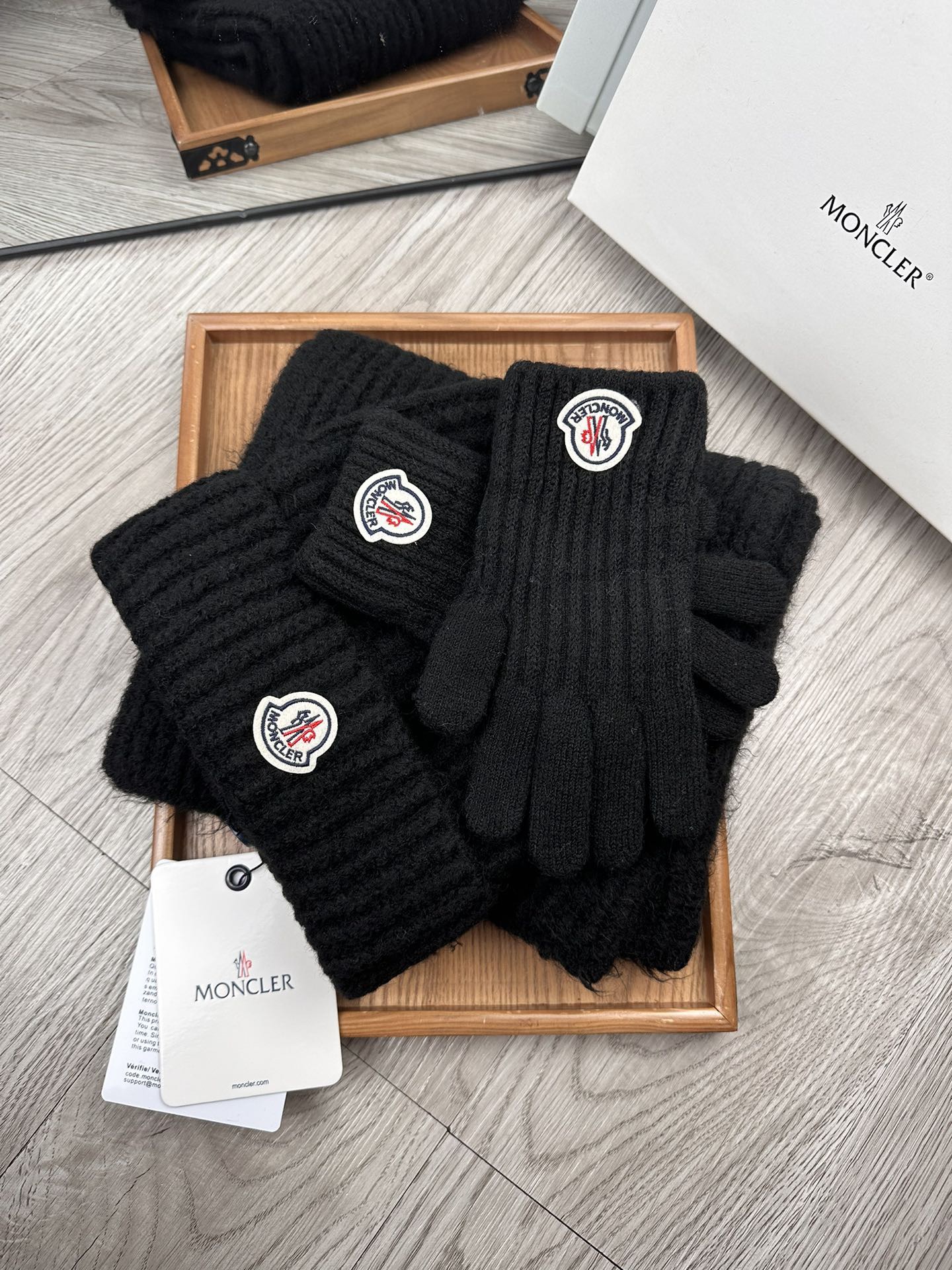 モンクレール新作 フォックスファーボール付きニット帽+マフラー +手袋 3点セット Moncler