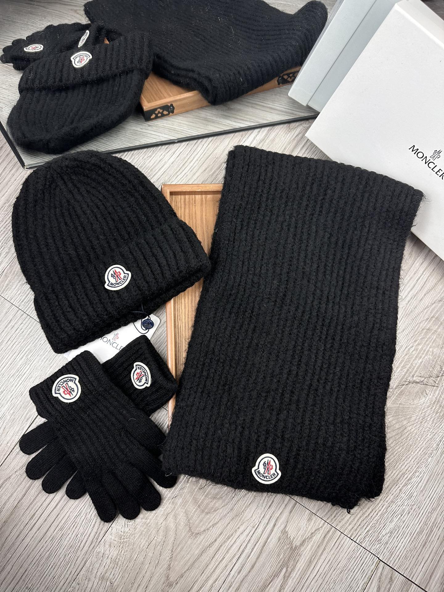 モンクレール新作 フォックスファーボール付きニット帽+マフラー +手袋 3点セット Moncler