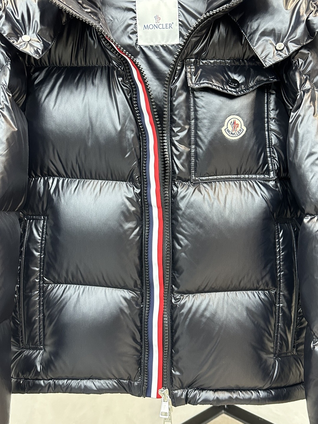 爆買い！MONCLERモンクレール  3色ストライプ・3色織りテープ モンベリアルシリーズ 雪山用グースダウン スキーシーズン向け 無地 フード付き ショート丈 保温ダウンジャケット