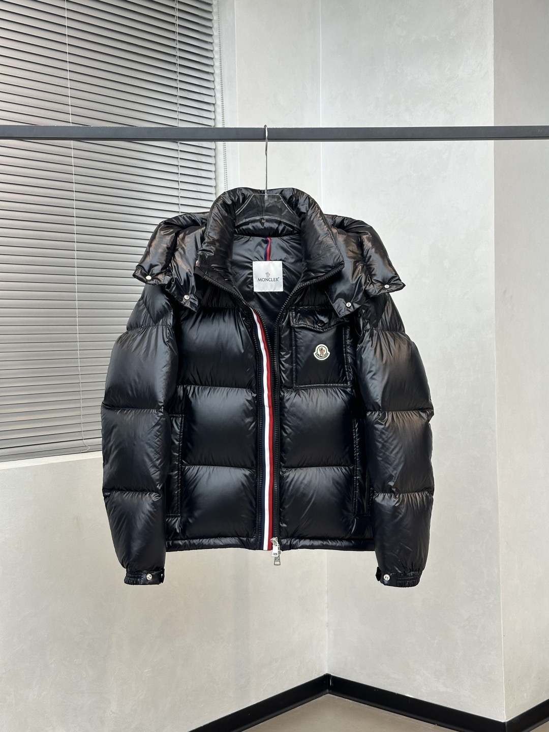 爆買い！MONCLERモンクレール  3色ストライプ・3色織りテープ モンベリアルシリーズ 雪山用グースダウン スキーシーズン向け 無地 フード付き ショート丈 保温ダウンジャケット