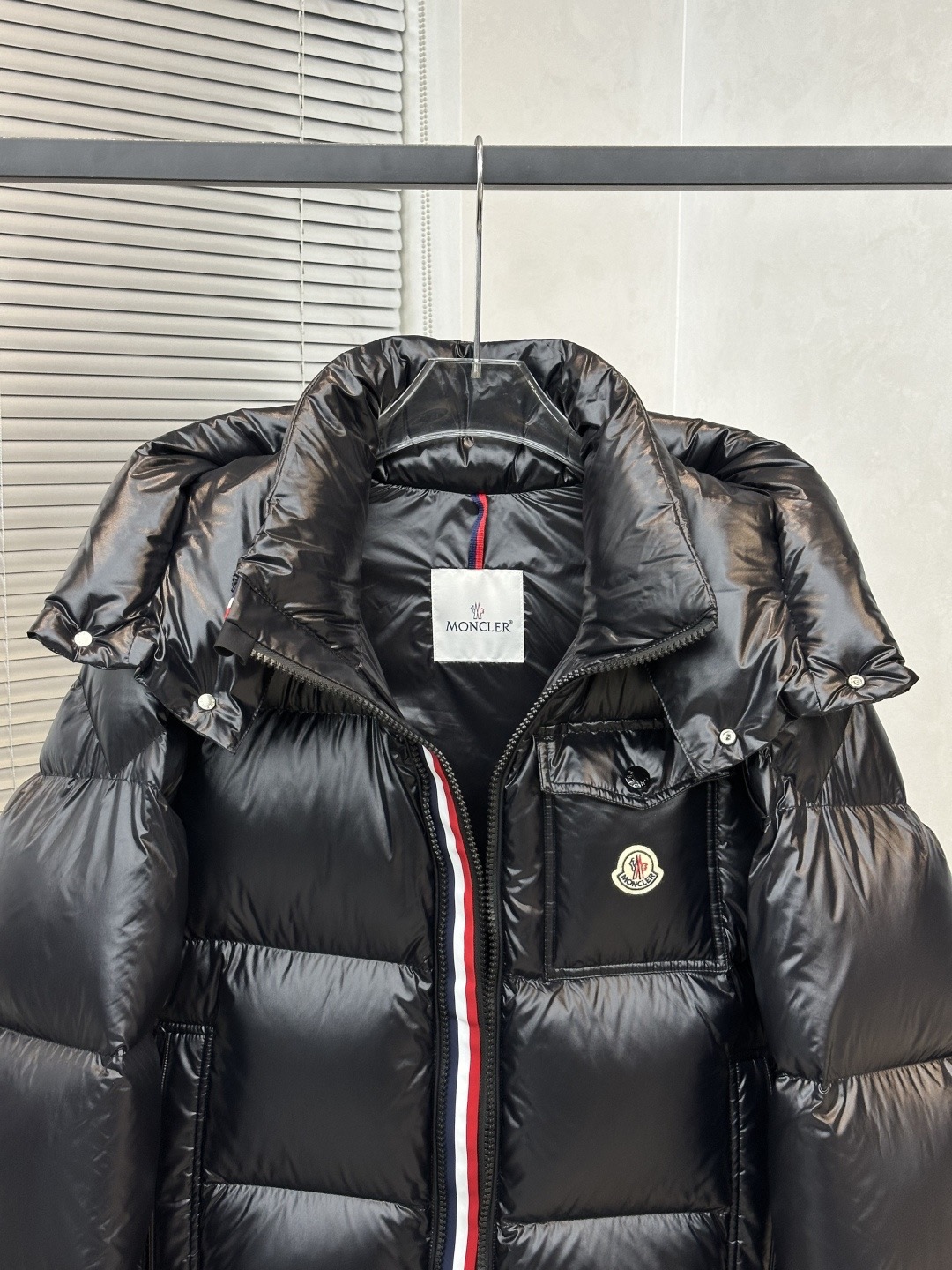 爆買い！MONCLERモンクレール  3色ストライプ・3色織りテープ モンベリアルシリーズ 雪山用グースダウン スキーシーズン向け 無地 フード付き ショート丈 保温ダウンジャケット