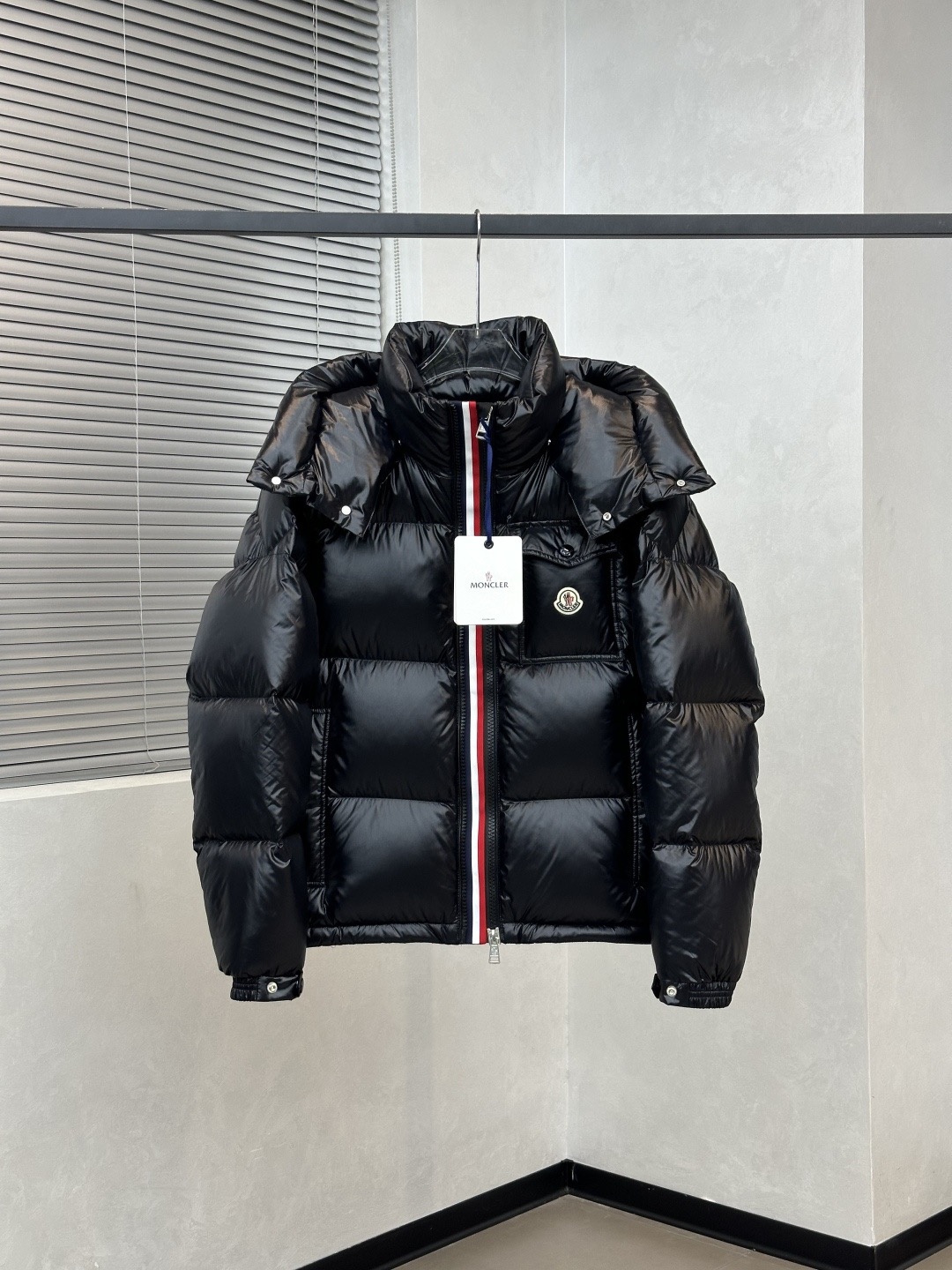 爆買い！MONCLERモンクレール  3色ストライプ・3色織りテープ モンベリアルシリーズ 雪山用グースダウン スキーシーズン向け 無地 フード付き ショート丈 保温ダウンジャケット
