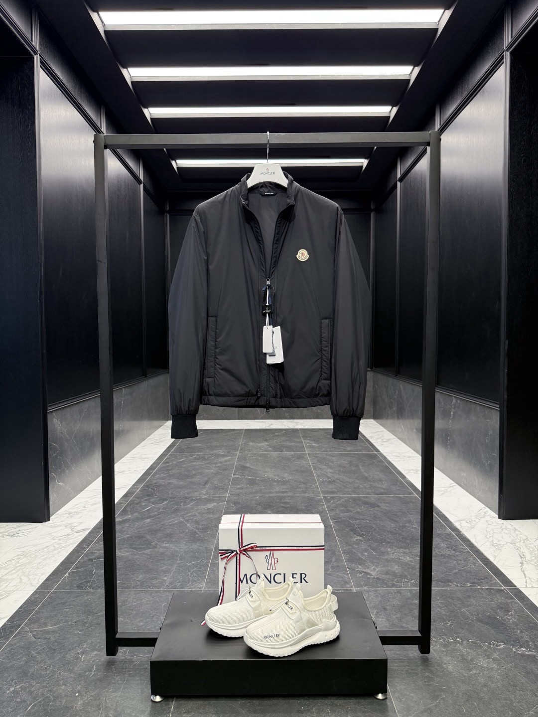 爆買い！MONCLER2026モンクレール Verney メンズ 3-in-1 ショートダウンジャケット定番ダウンコート 限定発売中！多くの著名人やセレブに愛用されています!