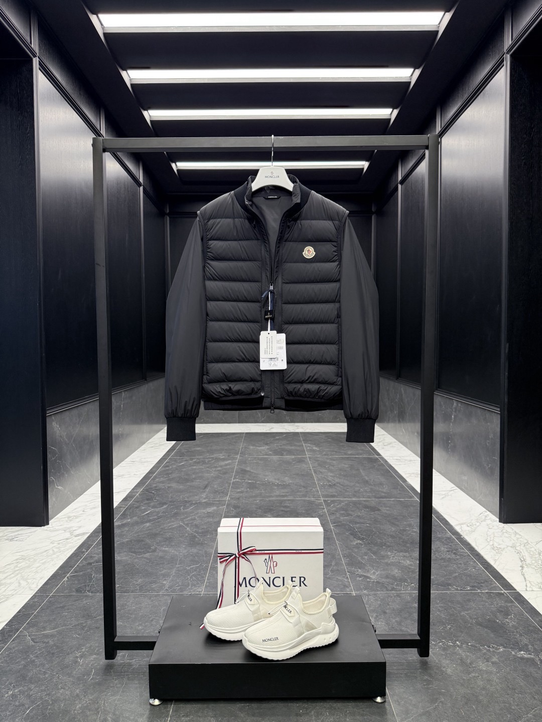 爆買い！MONCLER2026モンクレール Verney メンズ 3-in-1 ショートダウンジャケット定番ダウンコート 限定発売中！多くの著名人やセレブに愛用されています!