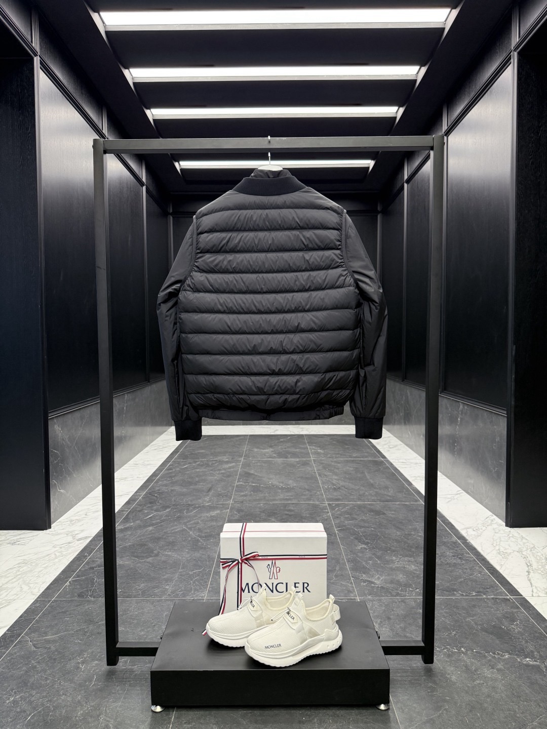 爆買い！MONCLER2026モンクレール Verney メンズ 3-in-1 ショートダウンジャケット定番ダウンコート 限定発売中！多くの著名人やセレブに愛用されています!