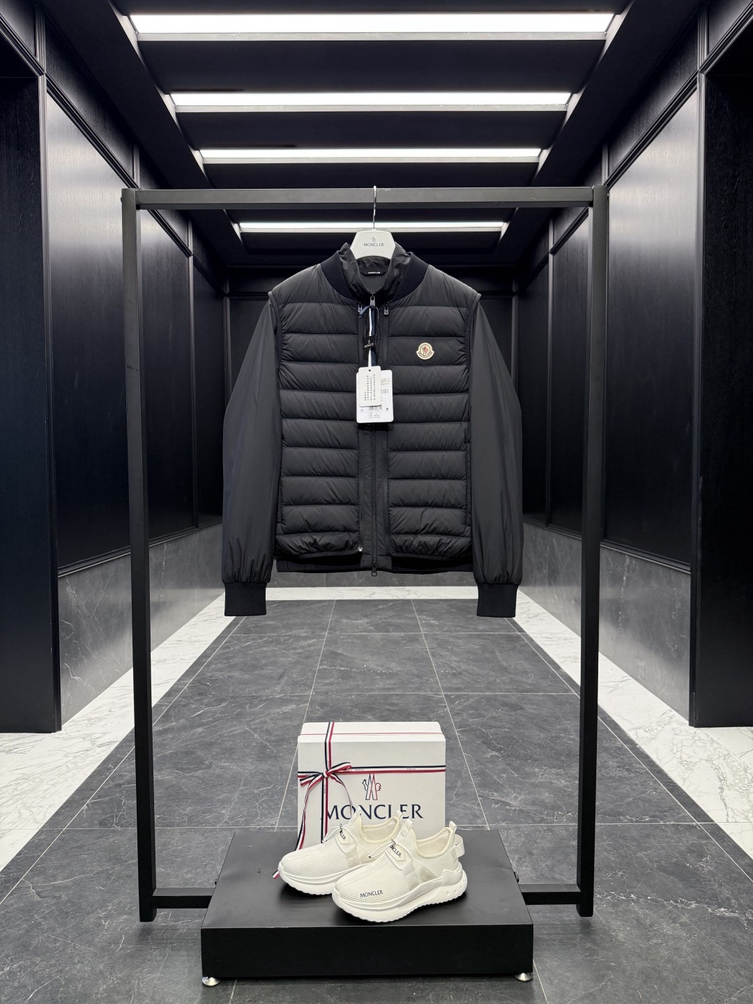 爆買い！MONCLER2026モンクレール Verney メンズ 3-in-1 ショートダウンジャケット定番ダウンコート 限定発売中！多くの著名人やセレブに愛用されています!