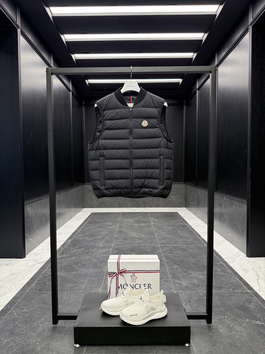 爆買い！MONCLER2026モンクレール Verney メンズ 3-in-1 ショートダウンジャケット定番ダウンコート 限定発売中！多くの著名人やセレブに愛用されています!