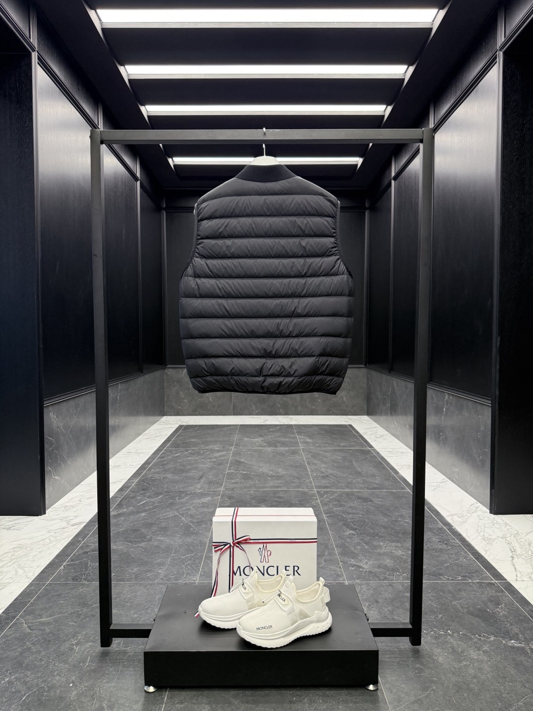 爆買い！MONCLER2026モンクレール Verney メンズ 3-in-1 ショートダウンジャケット定番ダウンコート 限定発売中！多くの著名人やセレブに愛用されています!