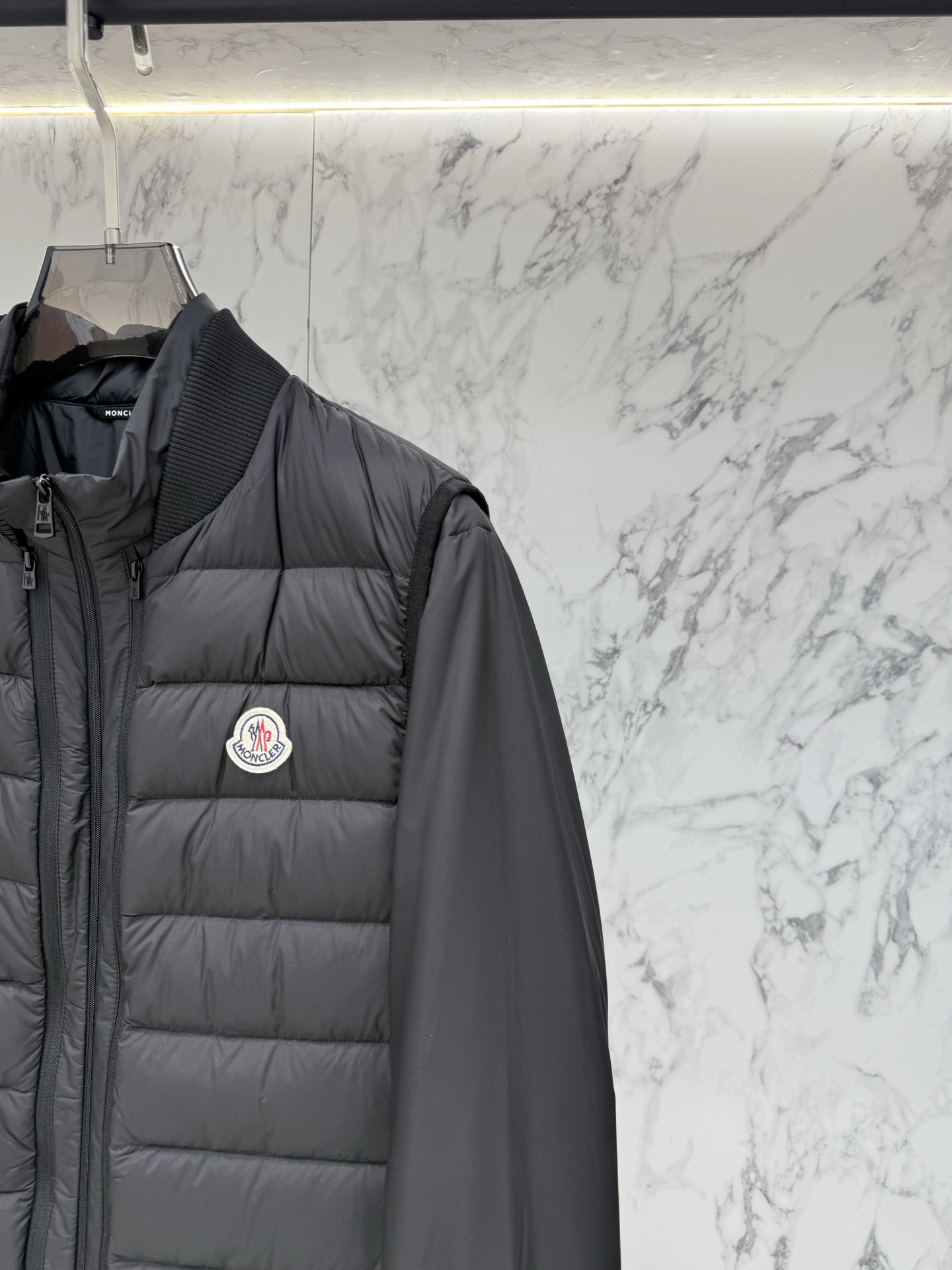爆買い！MONCLER2026モンクレール Verney メンズ 3-in-1 ショートダウンジャケット定番ダウンコート 限定発売中！多くの著名人やセレブに愛用されています!