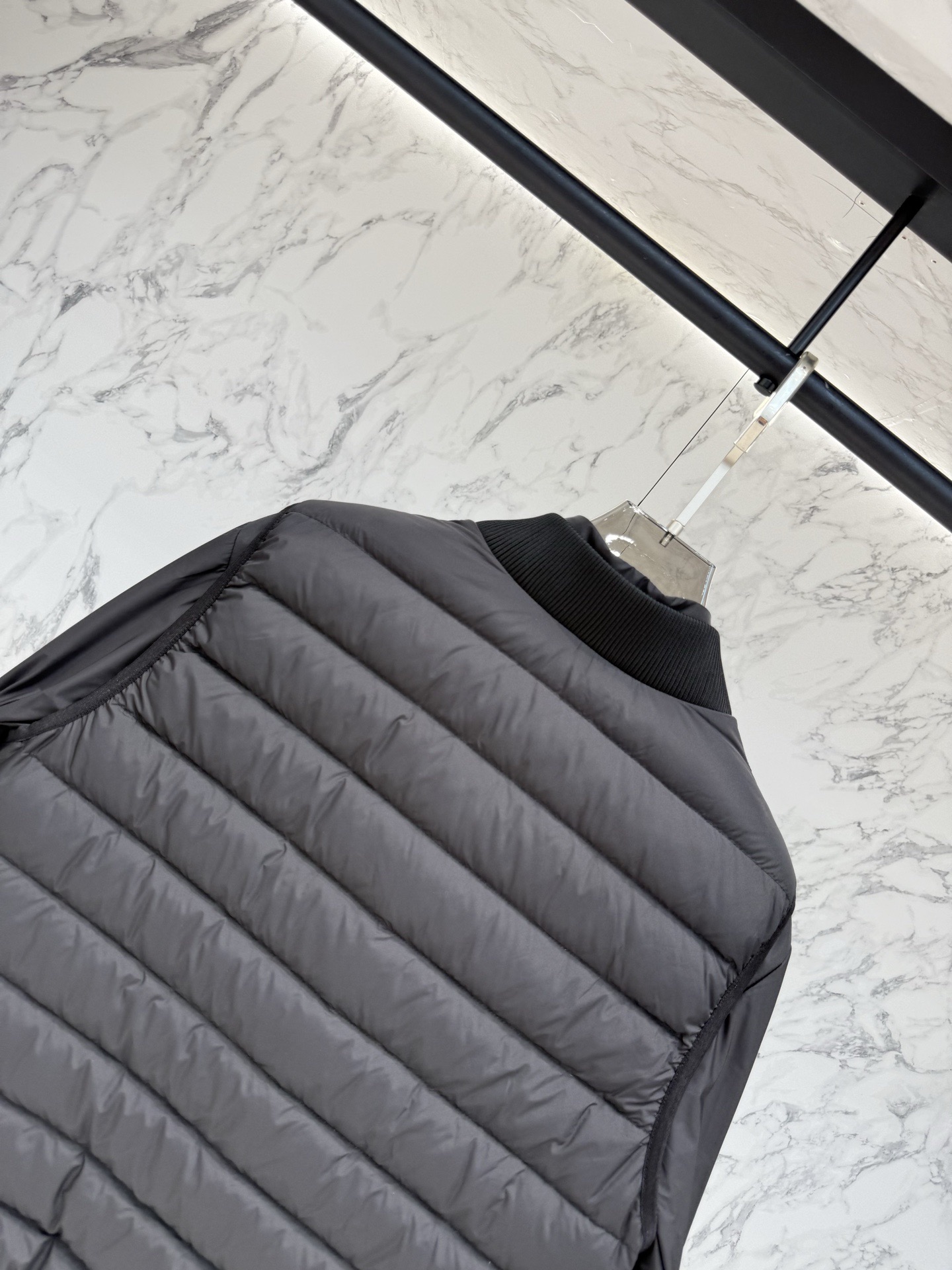 爆買い！MONCLER2026モンクレール Verney メンズ 3-in-1 ショートダウンジャケット定番ダウンコート 限定発売中！多くの著名人やセレブに愛用されています!