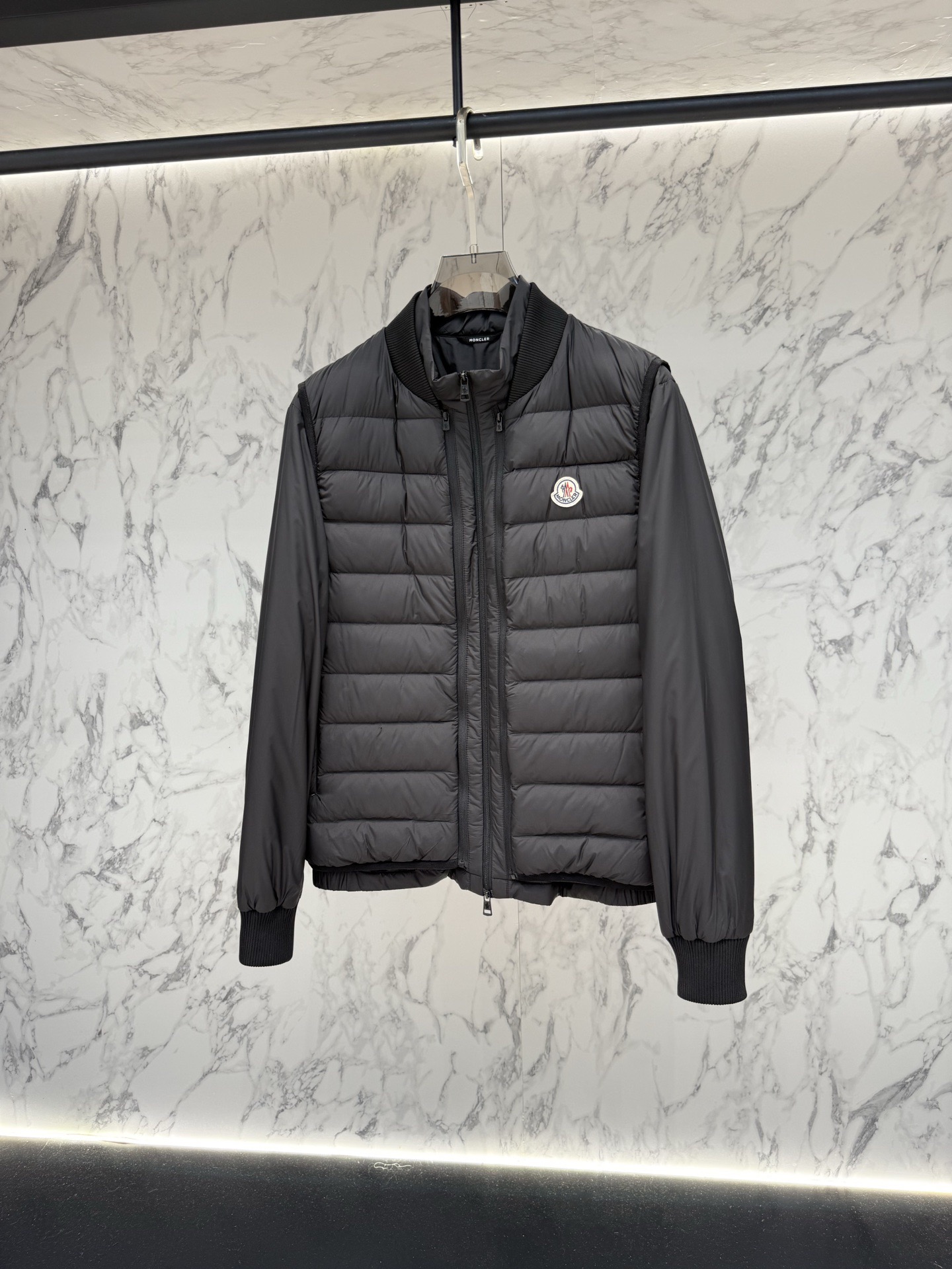 爆買い！MONCLER2026モンクレール Verney メンズ 3-in-1 ショートダウンジャケット定番ダウンコート 限定発売中！多くの著名人やセレブに愛用されています!