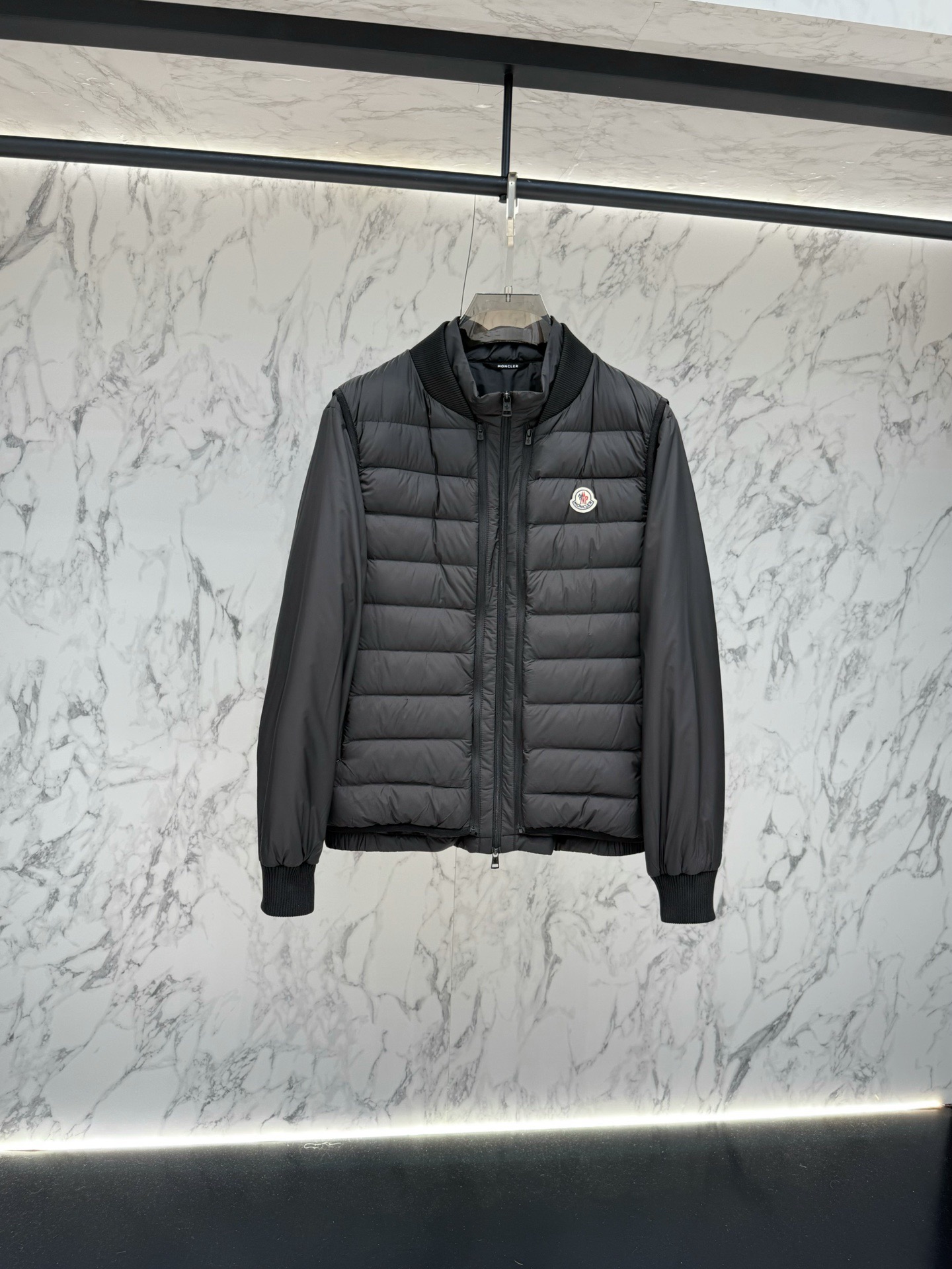 爆買い！MONCLER2026モンクレール Verney メンズ 3-in-1 ショートダウンジャケット定番ダウンコート 限定発売中！多くの著名人やセレブに愛用されています!