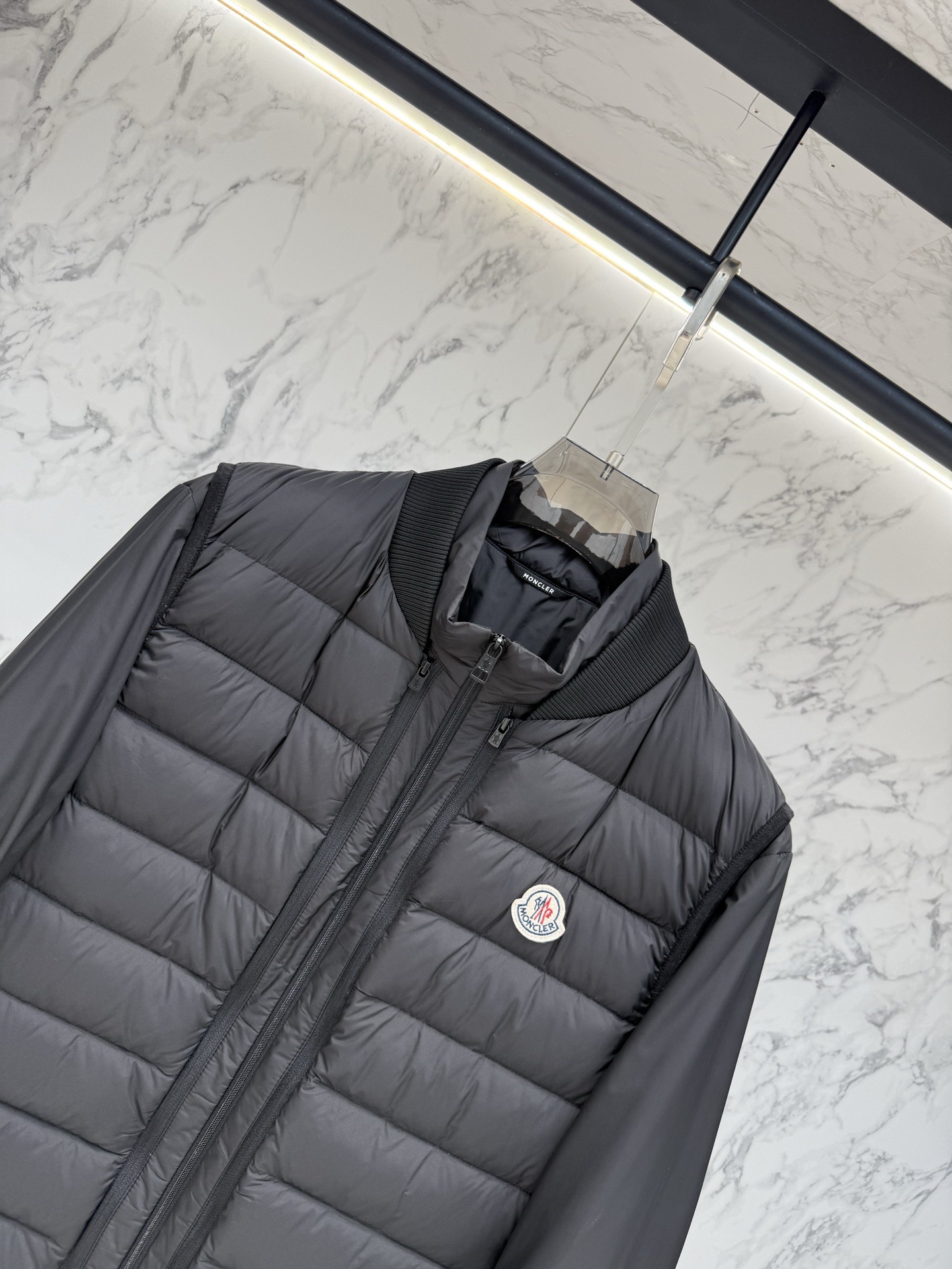 爆買い！MONCLER2026モンクレール Verney メンズ 3-in-1 ショートダウンジャケット定番ダウンコート 限定発売中！多くの著名人やセレブに愛用されています!