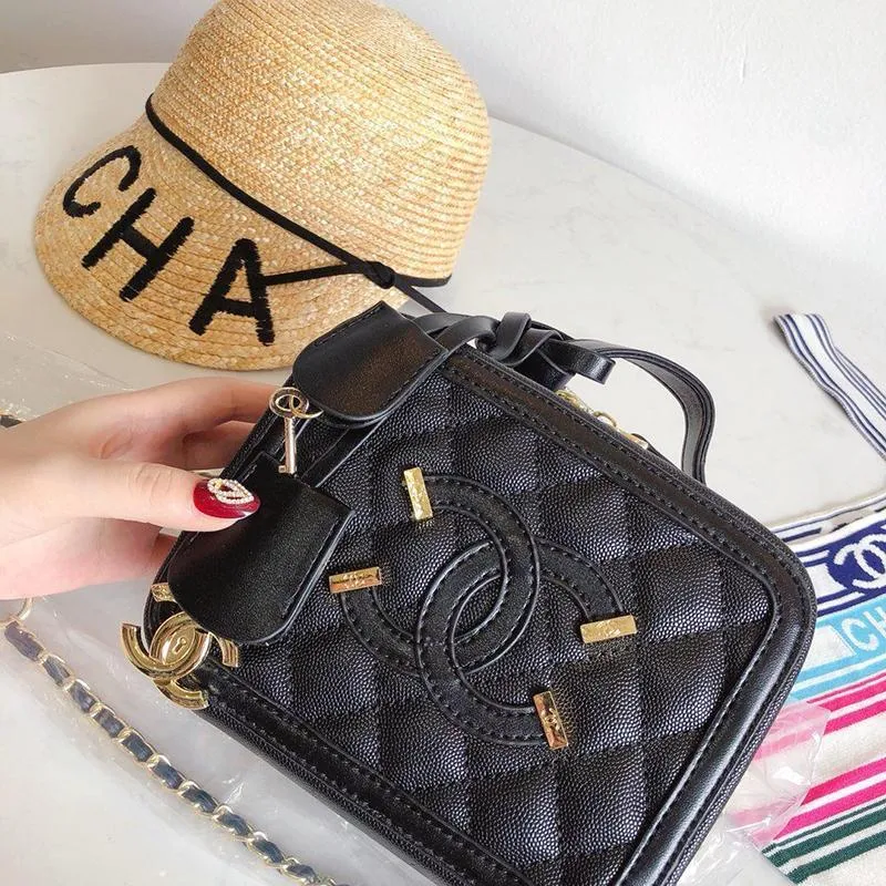 CHANEL(シャネル) チェーン クラッチ 3色