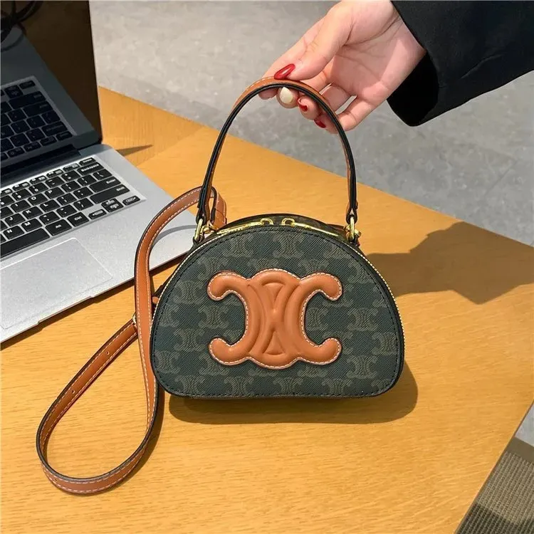 【CELINE】キュイル トリオンフ ハーフムーンケース / タン
