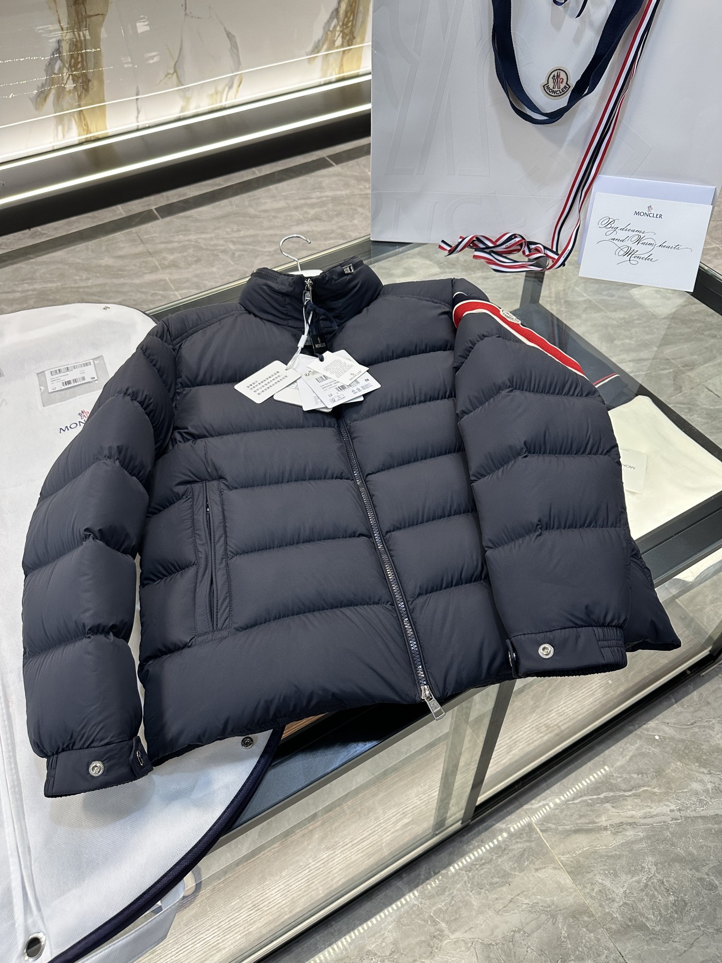 MONCLER Solayan 2024年の新作で人気のあるもの  モンクレール 定番ダウンコート 限定発売中！