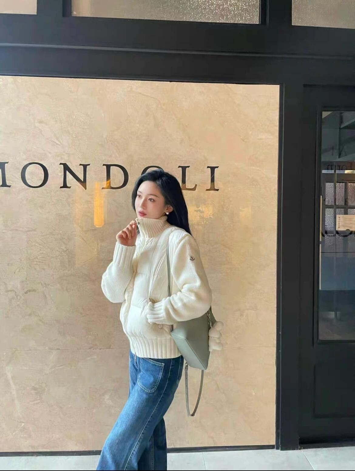 【人気商品】MONCLERレディース ウールハイネックショート丈ダウンジャケット 無地